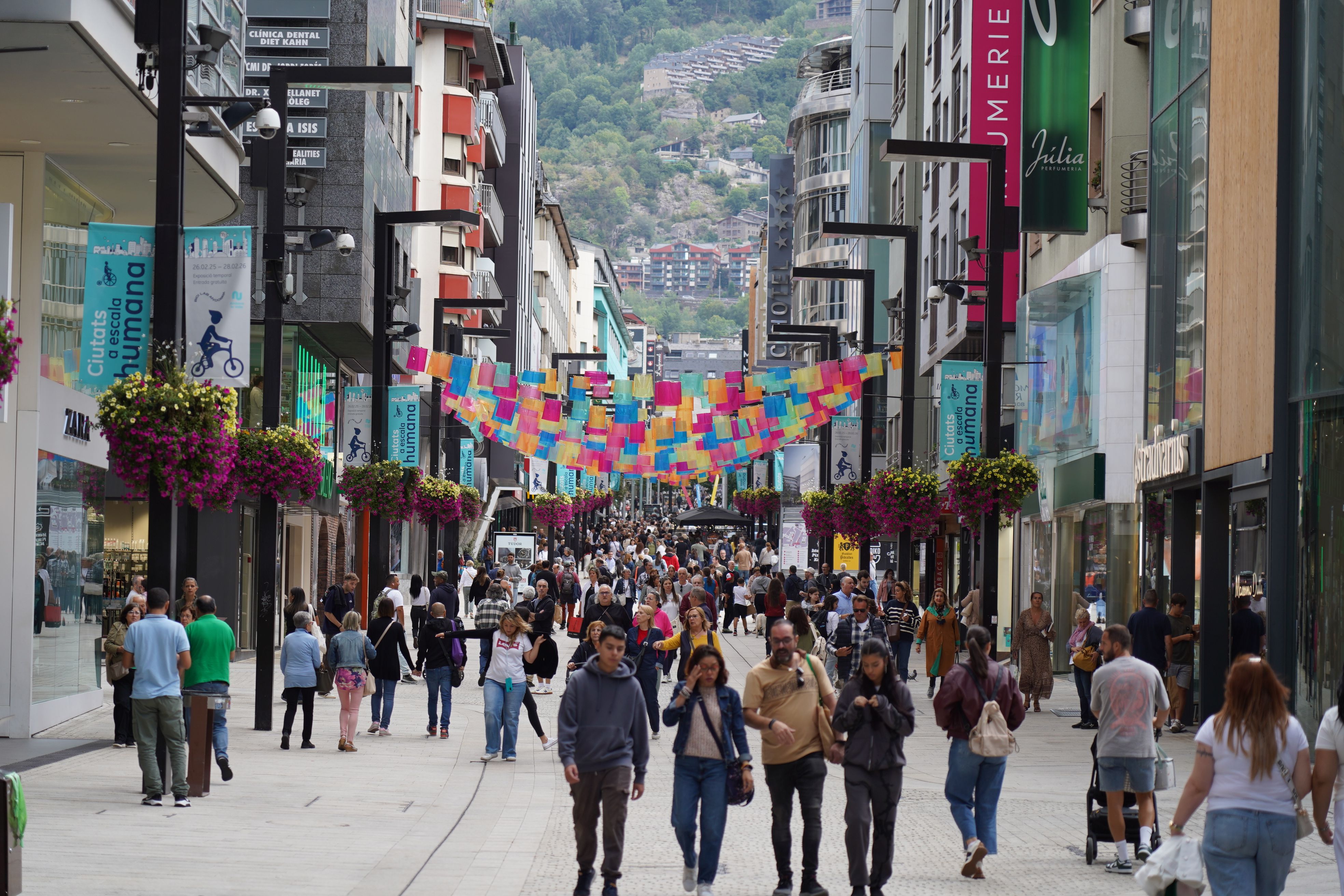Turistes a l'avinguda Meritxell Turistes a l'avinguda Meritxell