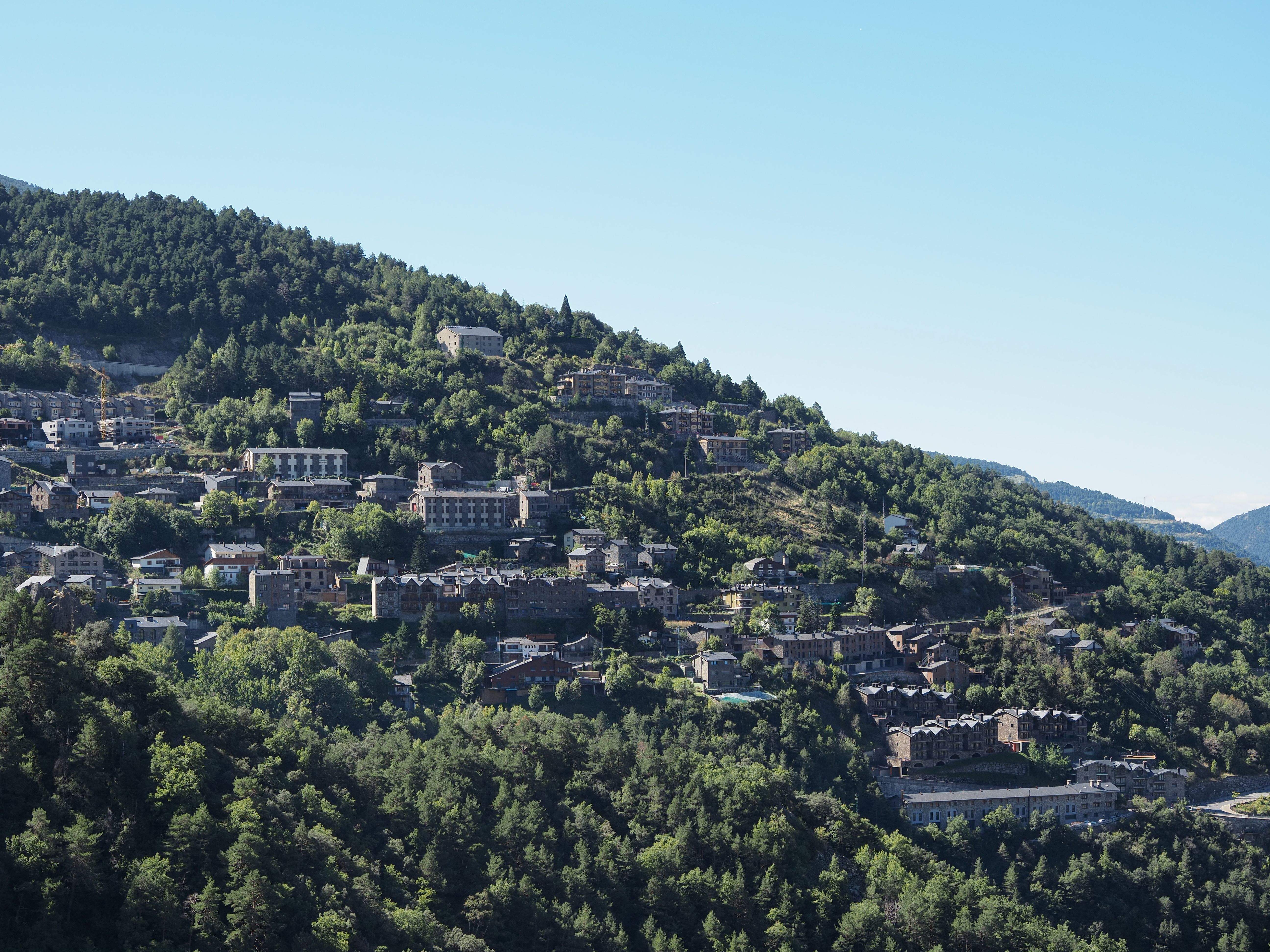 Versions enfrontades en una presumpta agressió sexual entre convivents a Aixirivall. Versions enfrontades en una presumpta agressió sexual entre convivents a Aixirivall.