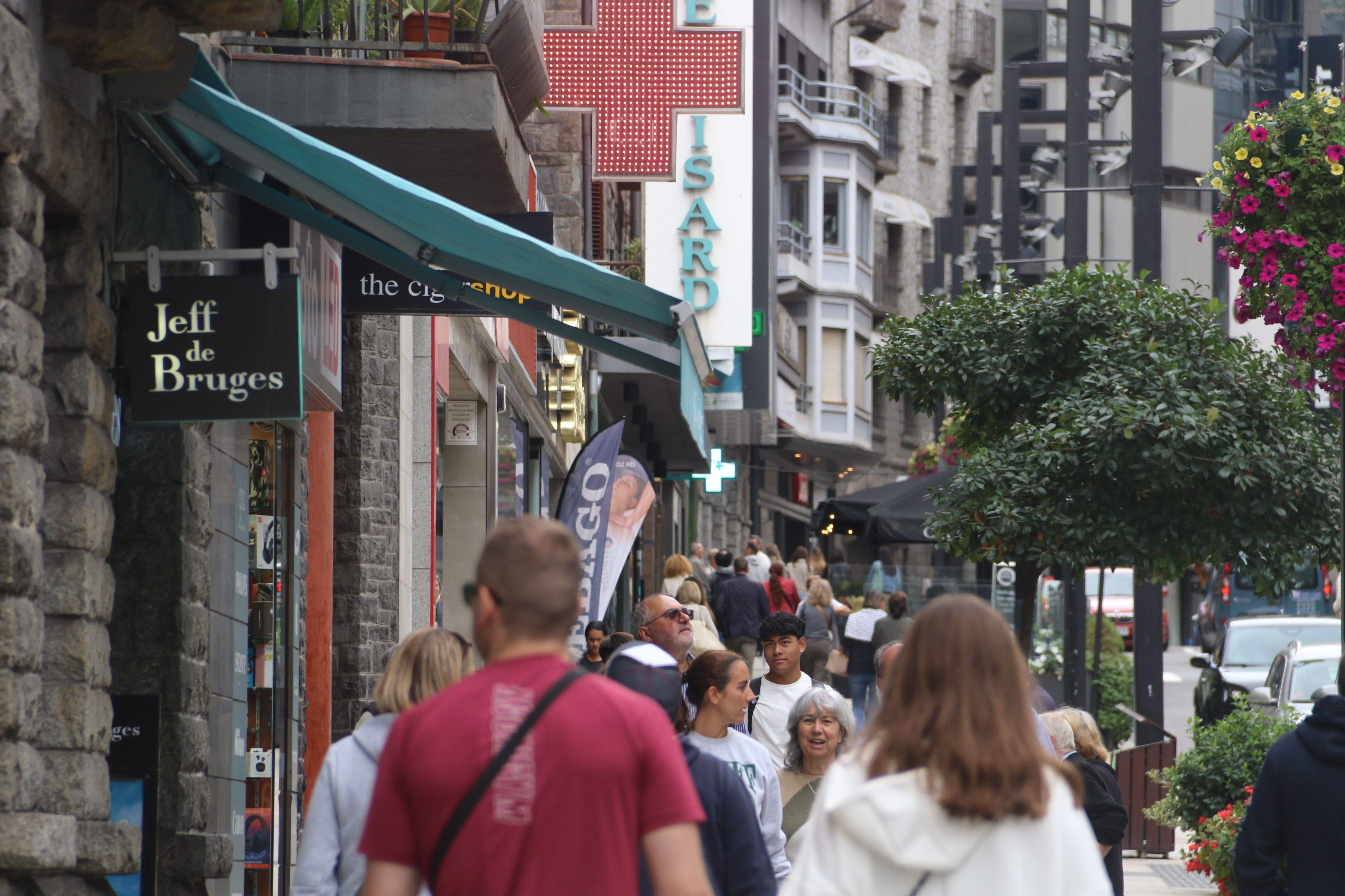 Persones passejant per l'avinguda Meritxell.