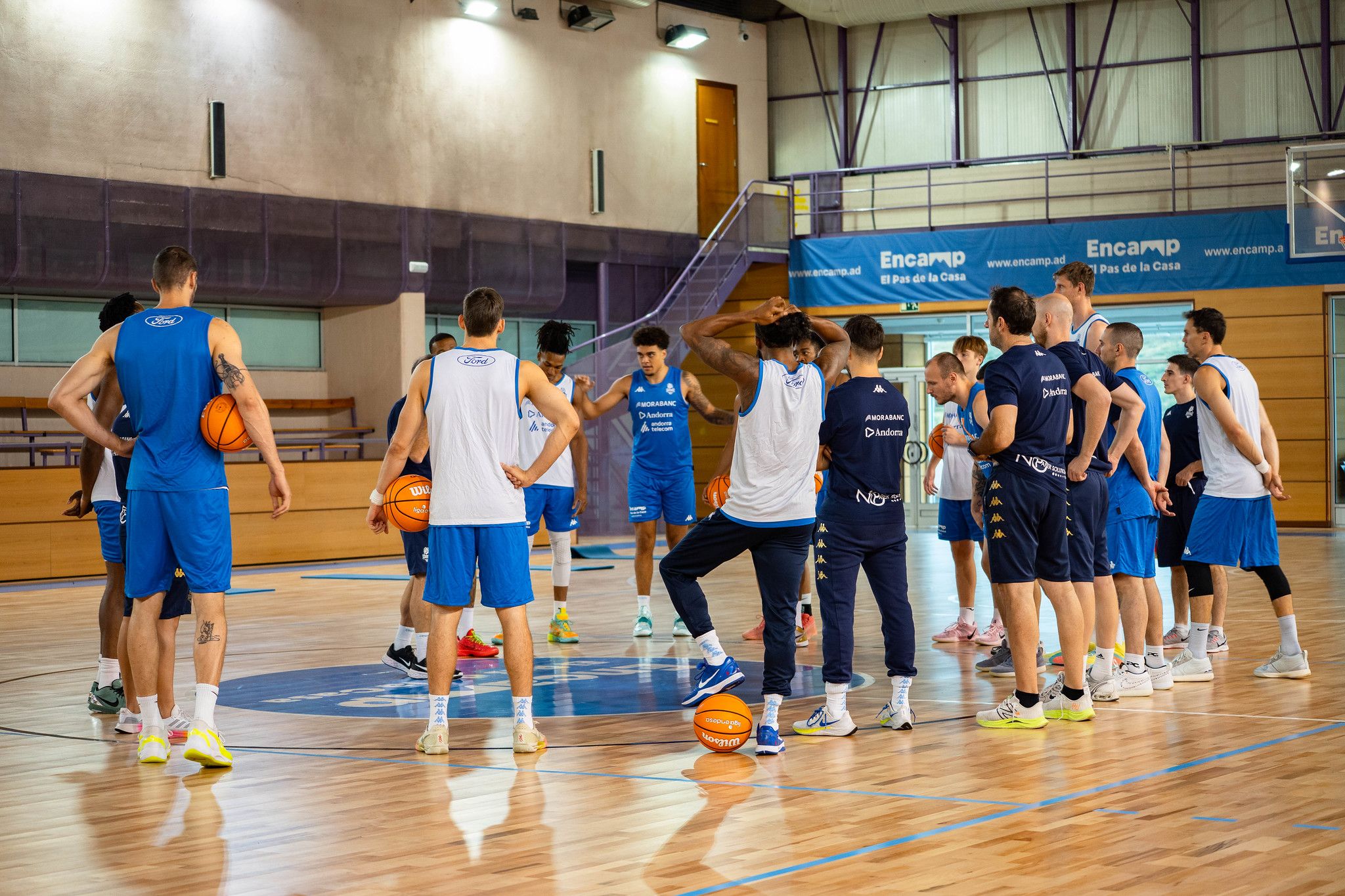 Els jugadors de la plantilla tricolor, escoltant les ordres del tècnic Joan Plaza. 