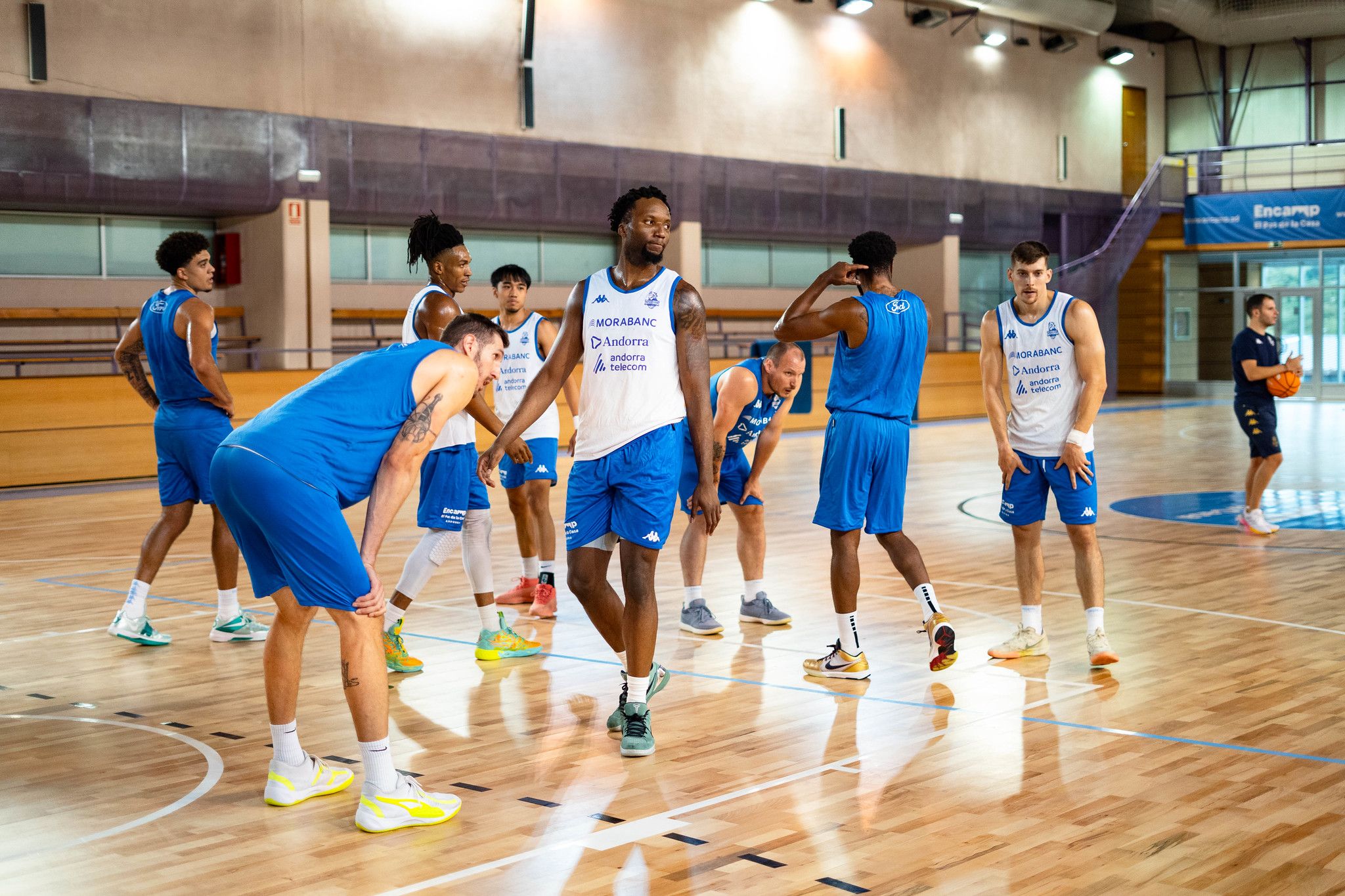 La plantilla del MoraBanc Andorra, exercitant-se al Pas de la Casa.
