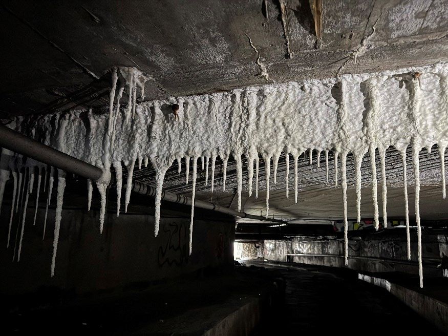 Estalactites de calç en juntes ni impermeabilitzades de galeria i pont.