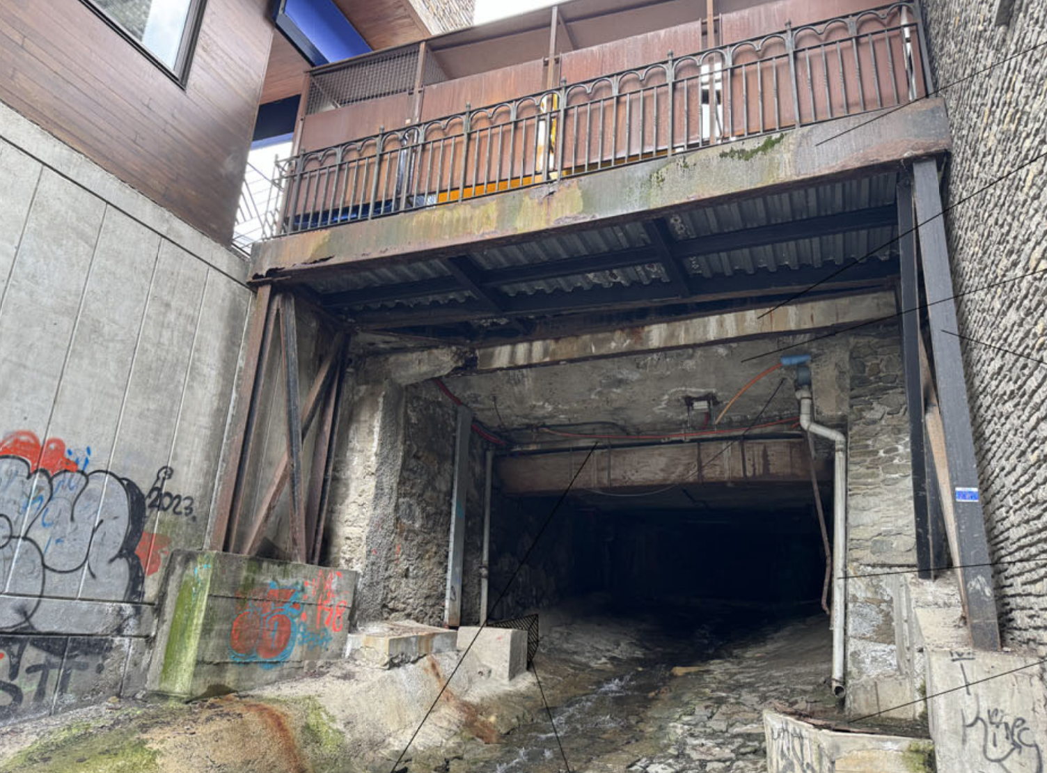 Pont del riu de Claperes situat a la Cruïlla d'Escàs, la Massana.