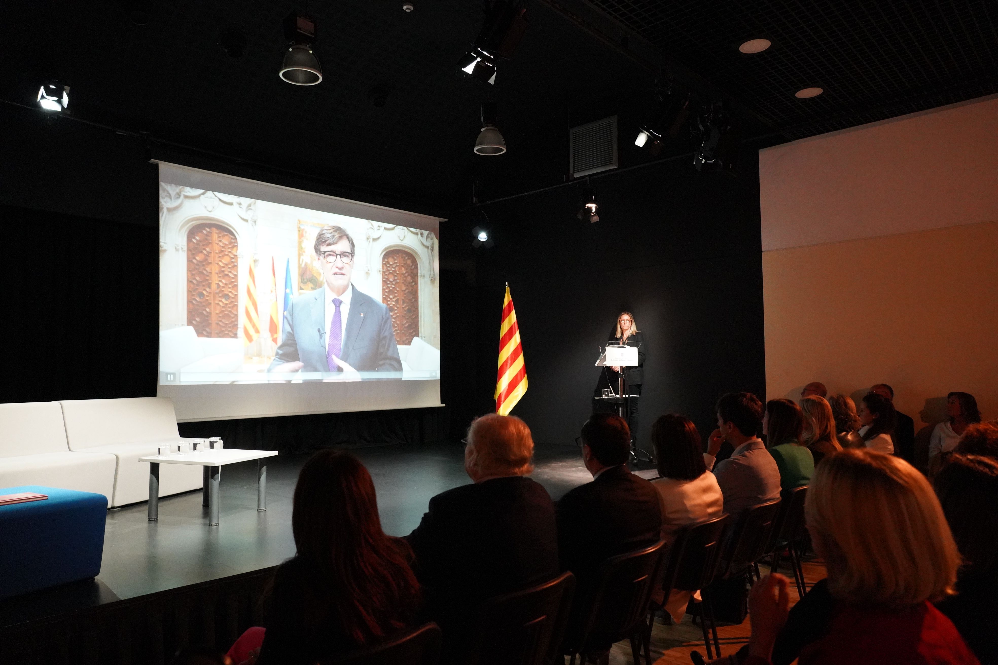 Missatge previ del president de la Generalitat, Salvador Illa, als catalans a l'exterior. Missatge previ del president de la Generalitat, Salvador Illa, als catalans a l'exterior.