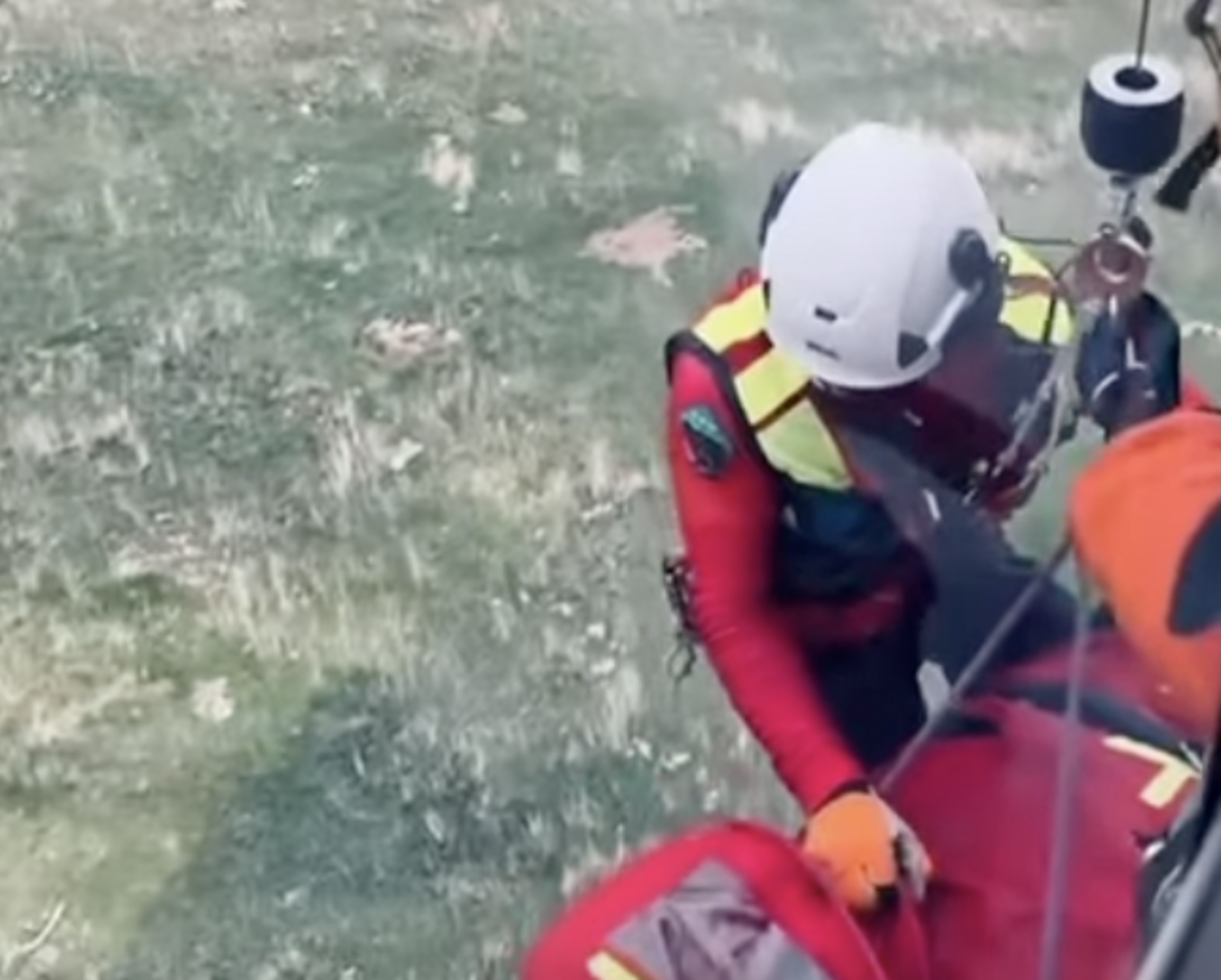 Maniobres per treure l'accidentat de la zona on va caure.