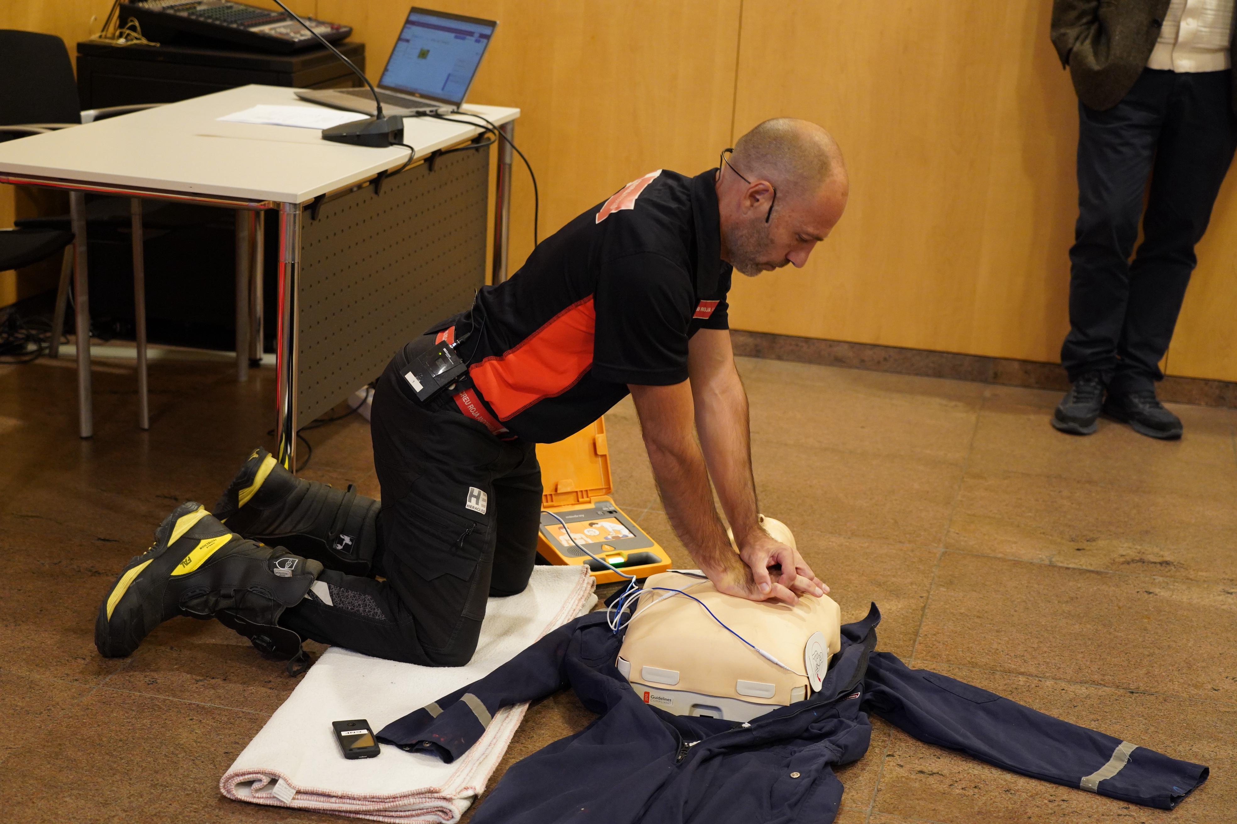 L'instructor, ensenyant als assistents com fer obres de reanimació