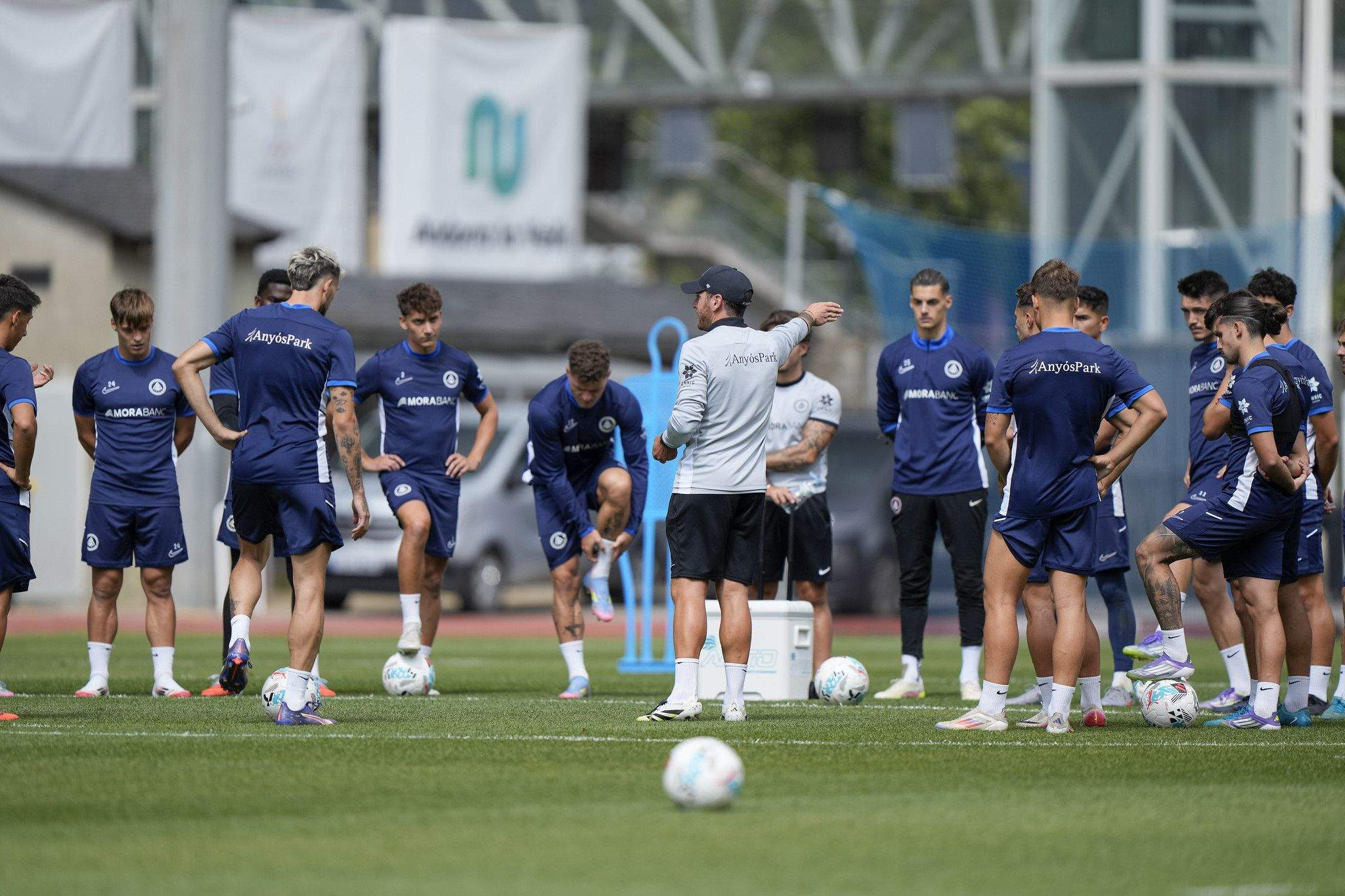 Ibai Gómez, donant instruccions als seus en un entrenament a l'estadi Comunal.