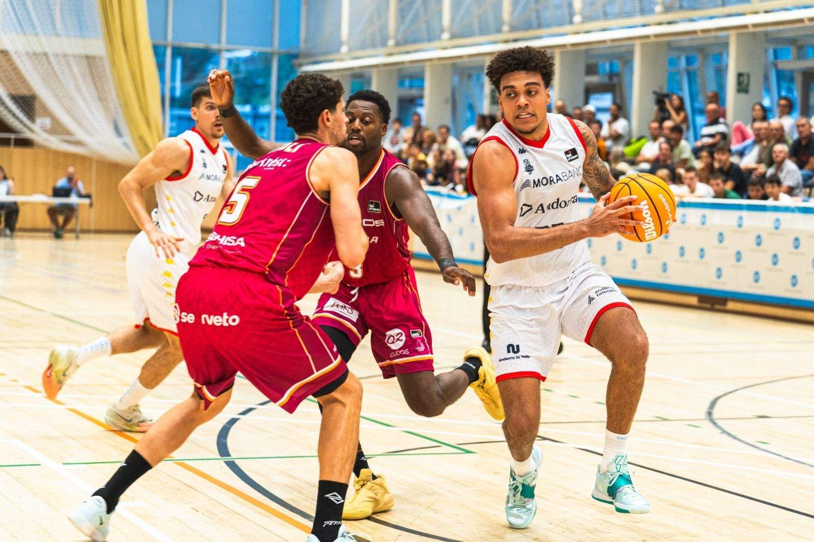 Un dels darrers fitxatges d'aquest curs, Justin McKoy, entrant a cistella.