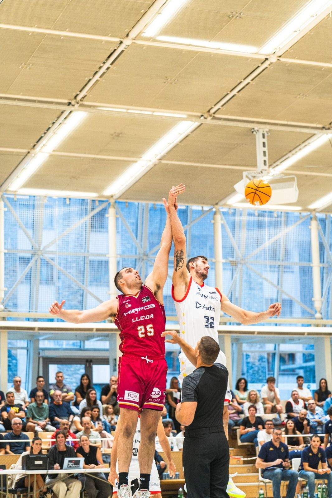 Salt inicial entre Krutwig i Rubén Guerrero davant la graderia del Prat Gran. Salt inicial entre Krutwig i Rubén Guerrero davant la graderia del Prat Gran.
