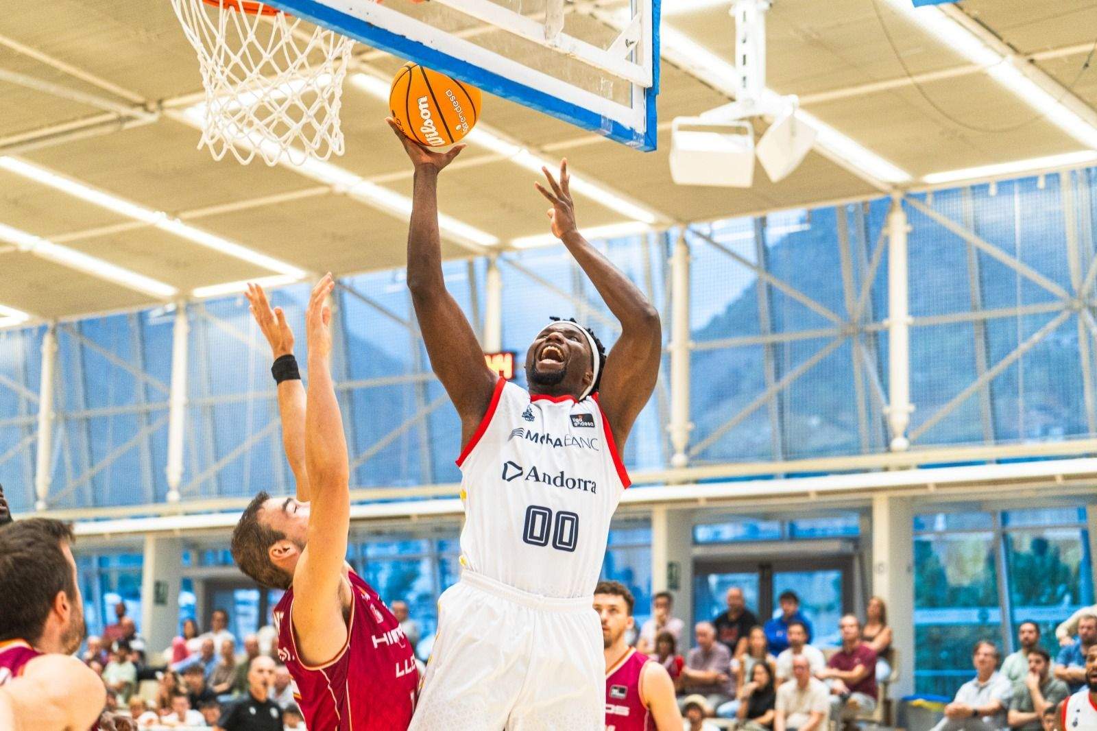 Morris Udeze ha debutat aquest vespre amb la samarreta del MoraBanc. Morris Udeze ha debutat aquest vespre amb la samarreta del MoraBanc.