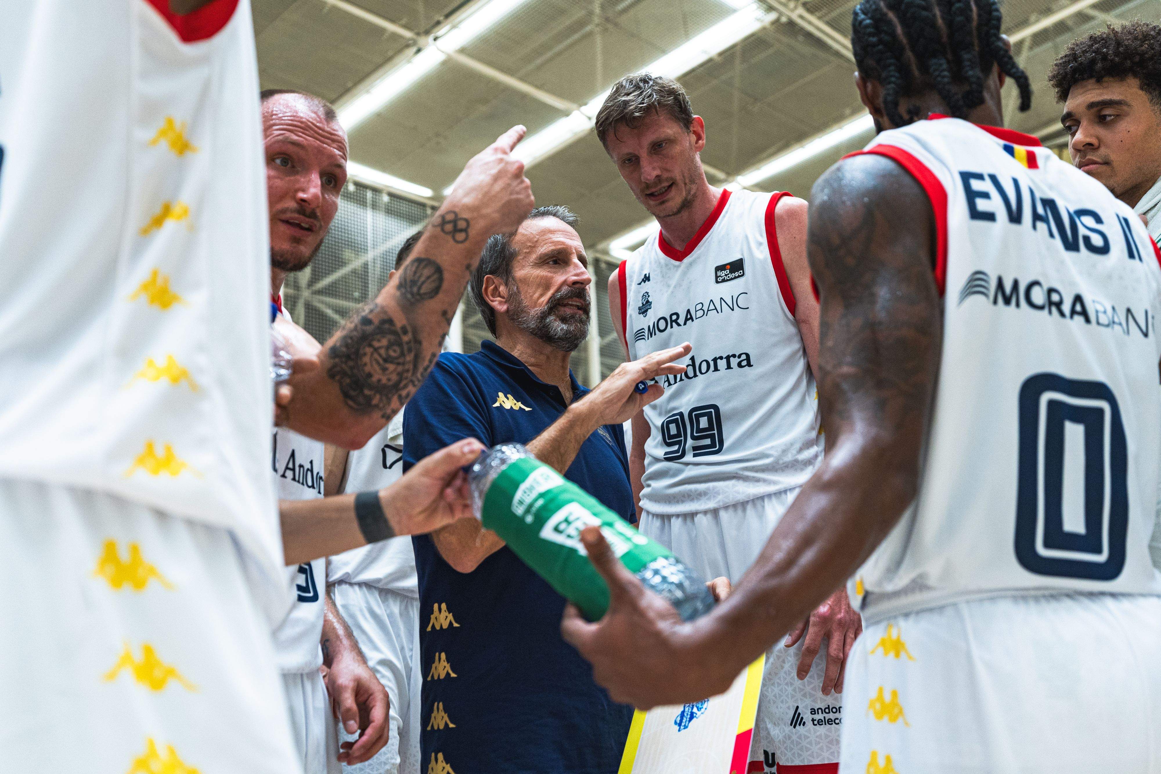 Joan Plaza, donant instruccions als seus jugadors en un temps mort contra el Lleida.