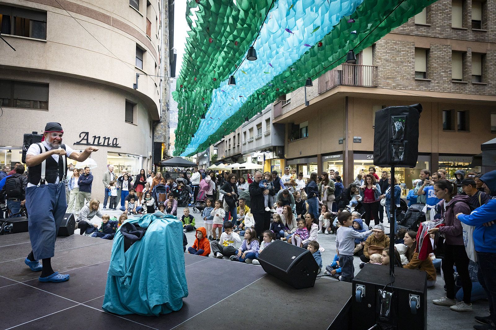 Els més petits, ben atents a l'actuació de tarda. Els més petits, ben atents a l'actuació de tarda.