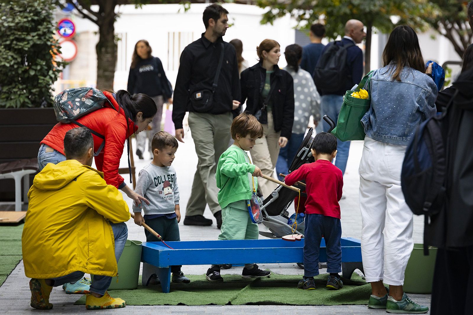 Els nens i nenes també han gaudit de jocs de carrer. Els nens i nenes també han gaudit de jocs de carrer.