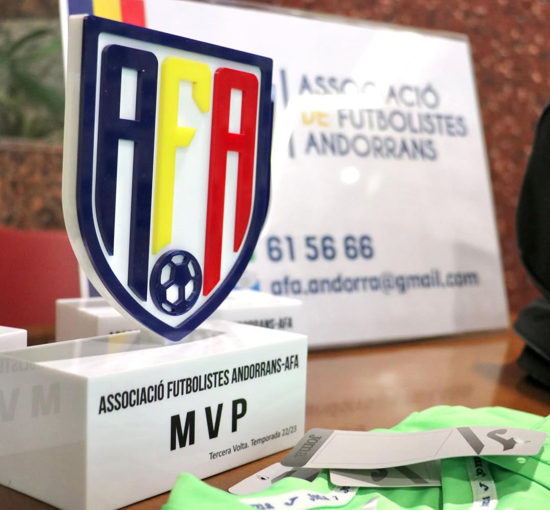 Un dels trofeus que entrega l'associació de futbolistes d'Andorra cada temporada.