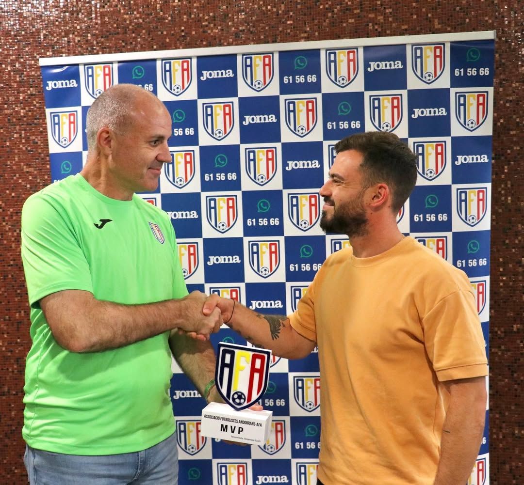 Toni Lima, entregant un dels obsequis al màxim golejador de la lliga, Guillaume Lopez. Toni Lima, entregant un dels obsequis al màxim golejador de la lliga, Guillaume Lopez.