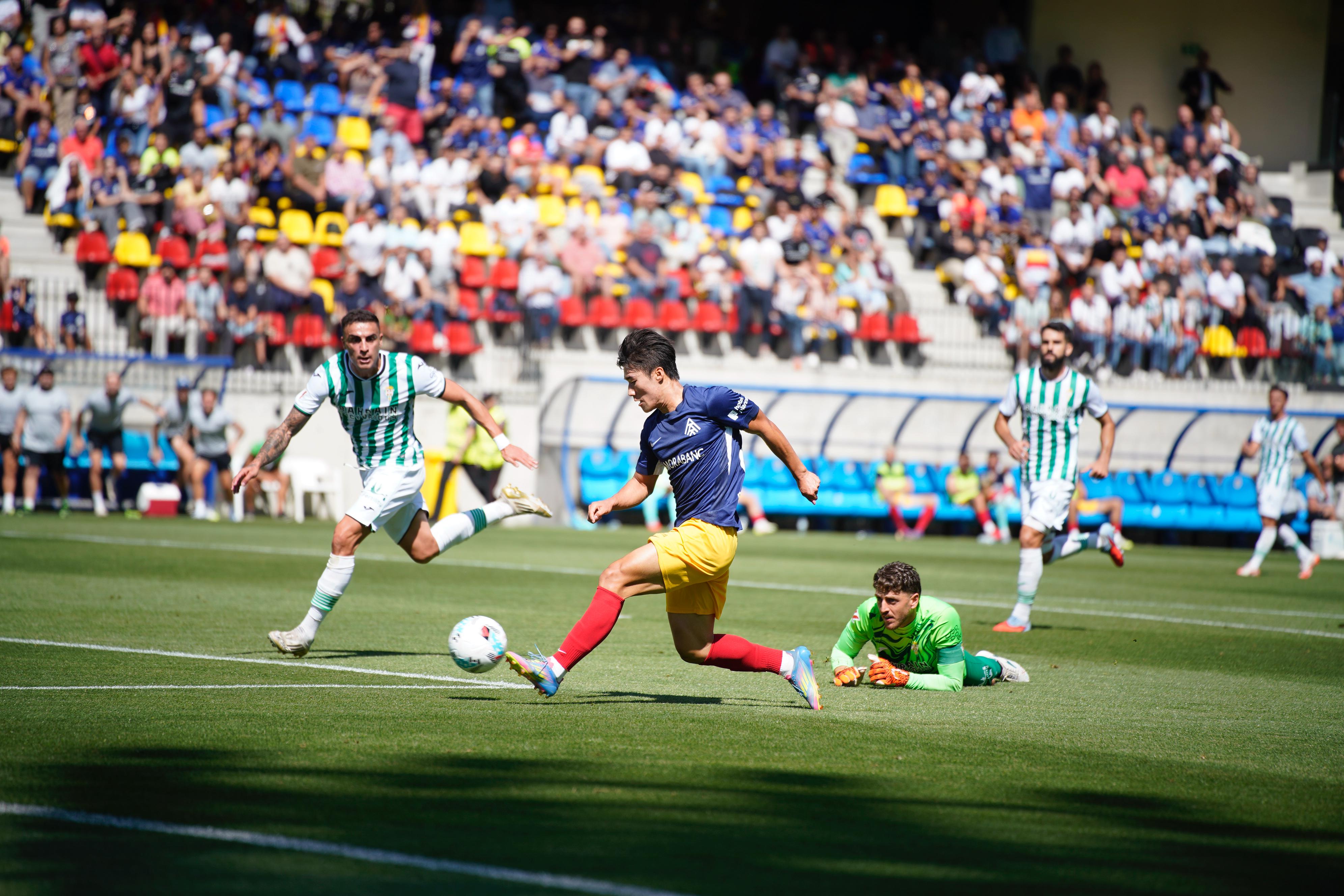 L'acció del gol de Minsu, desfent-se del porter del Còrdova.