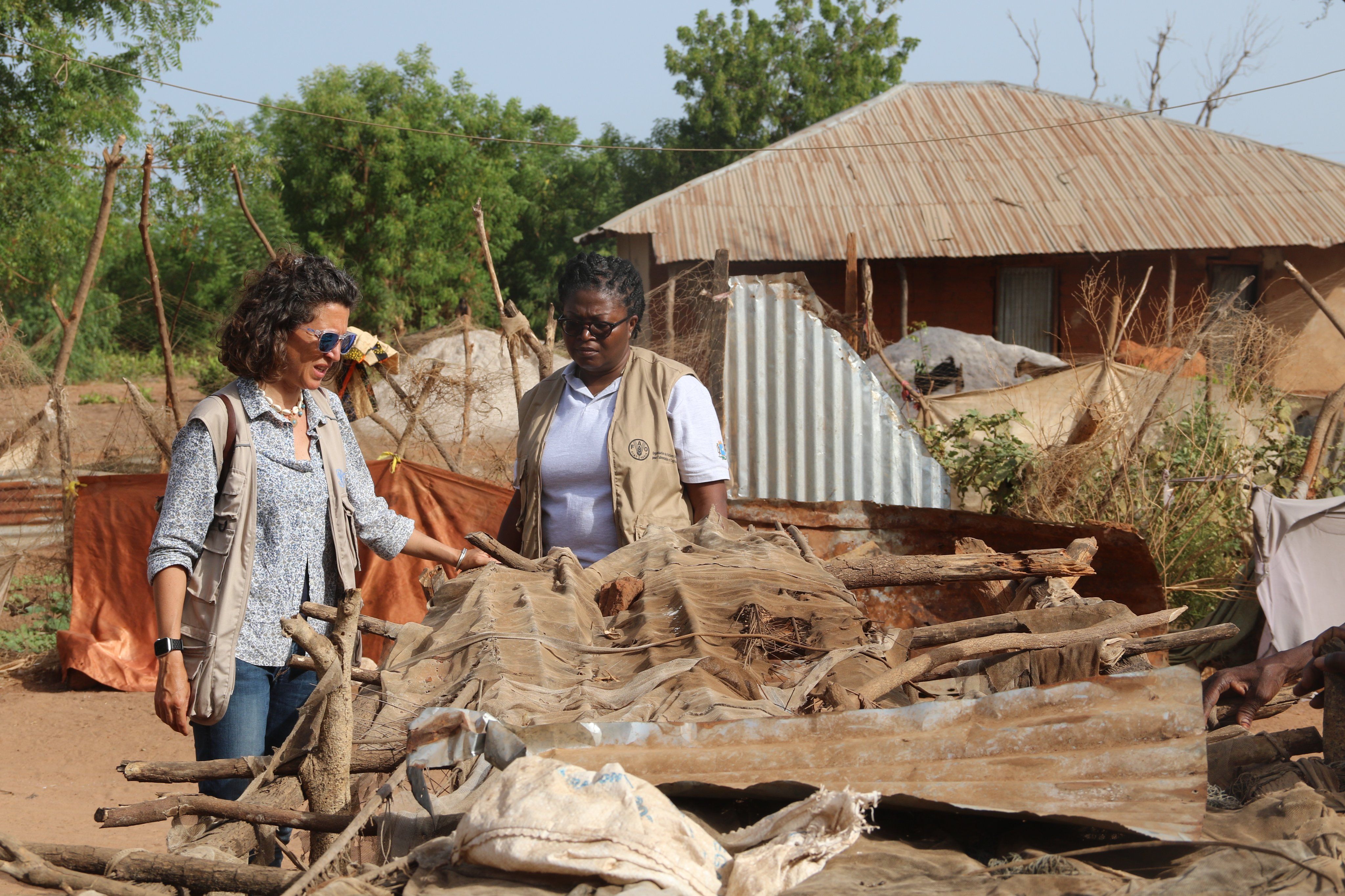 Paula Anton revisant alguns dels mecanismes per tractar el peix a l'Àfrica.