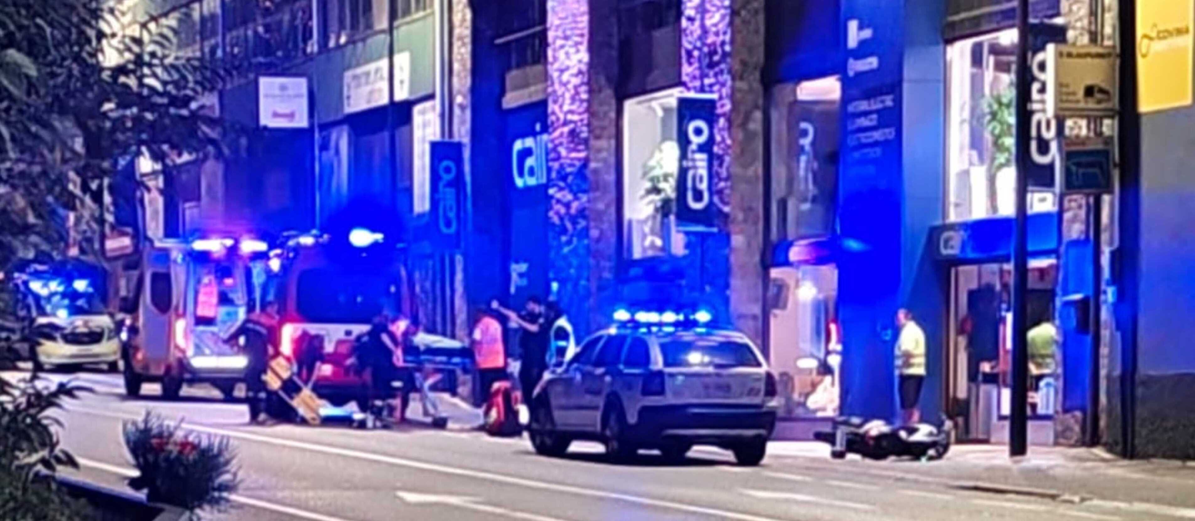 Les assistències sanitàries atenent la motorista ferida.