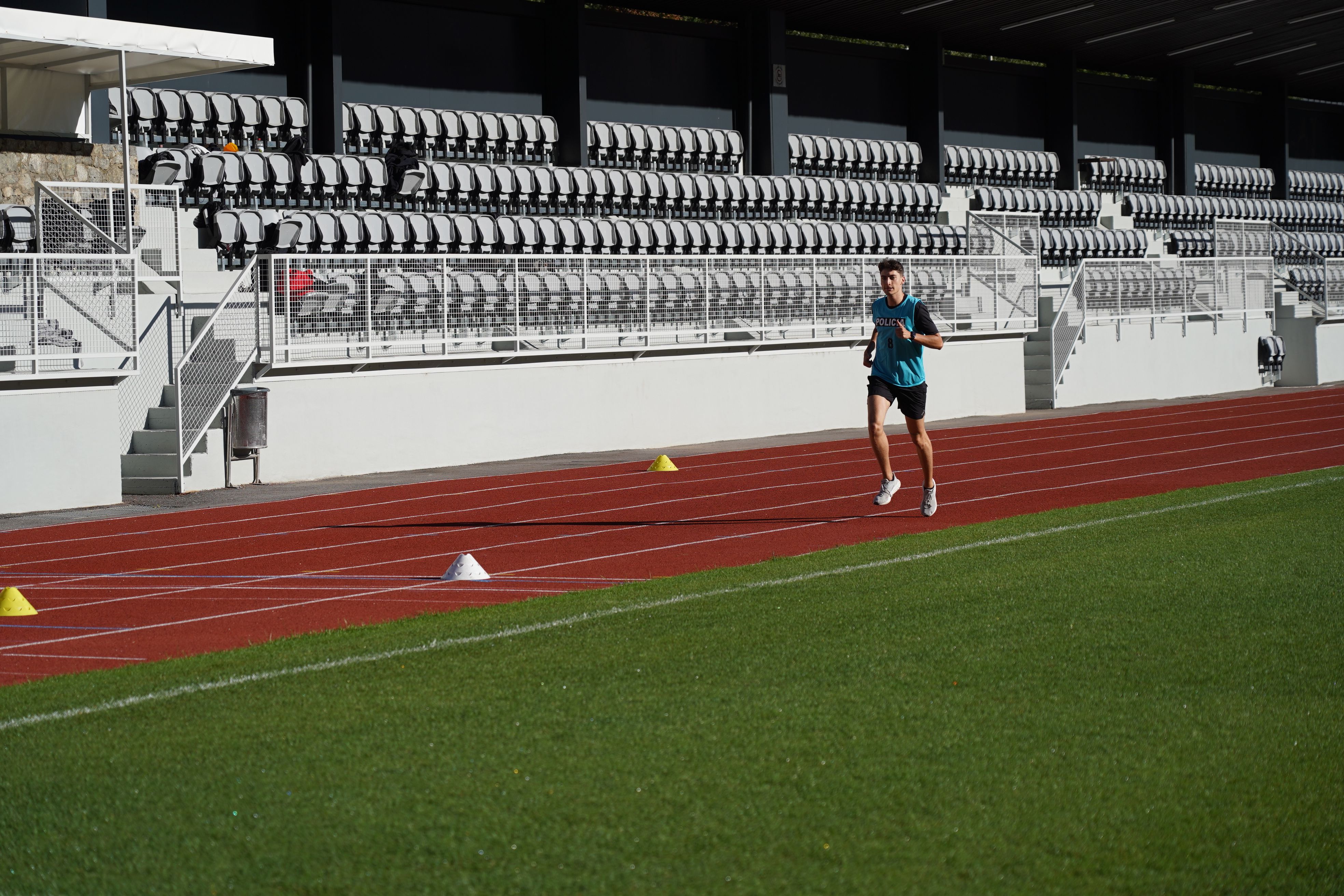 Els aspirants han de fer cinc voltes a l'estadi combinant-les amb altres exercicis. Els aspirants han de fer cinc voltes a l'estadi combinant-les amb altres exercicis.