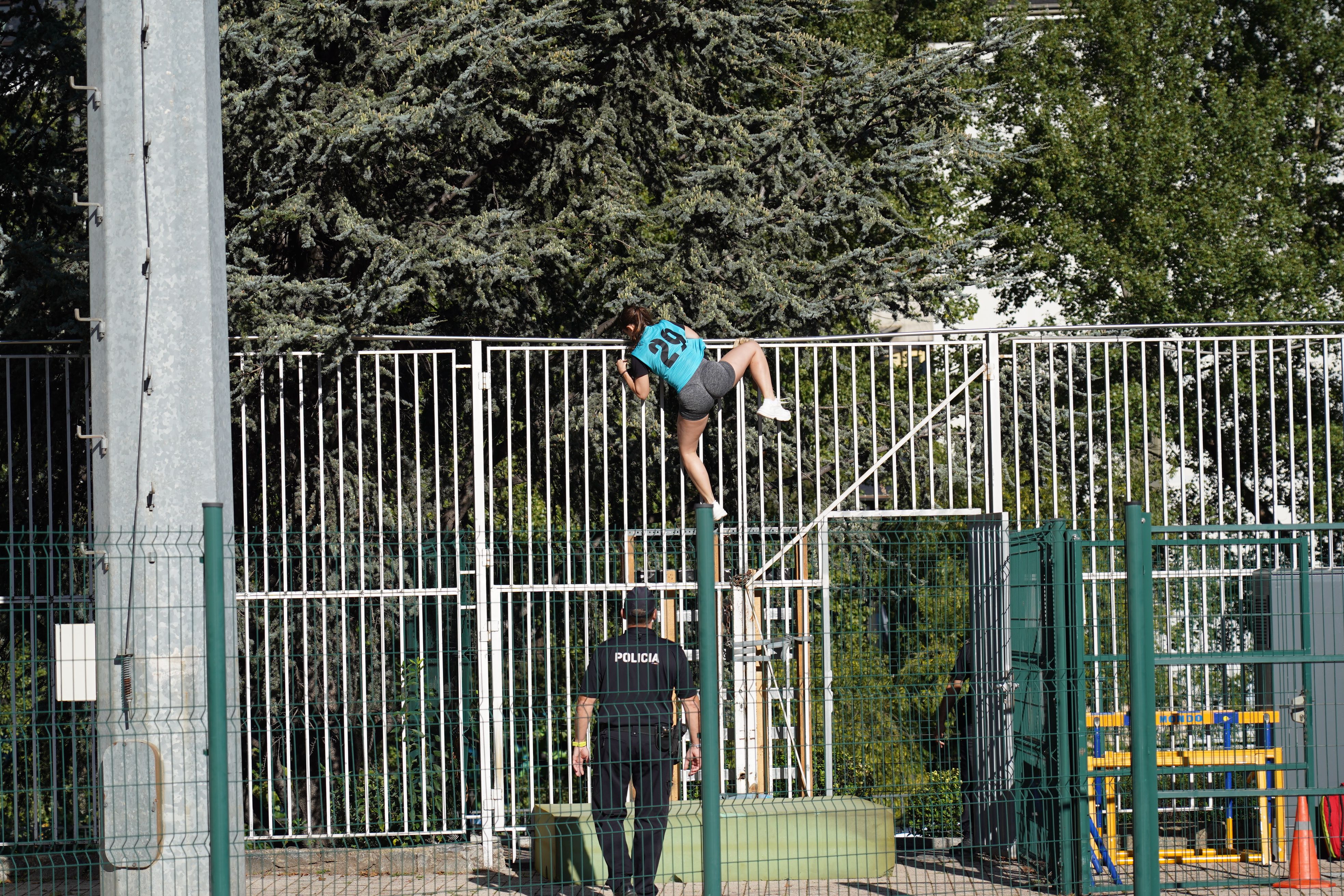 El primer que han de superar és la tanca de l'estadi abans de començar a córrer. El primer que han de superar és la tanca de l'estadi abans de començar a córrer.