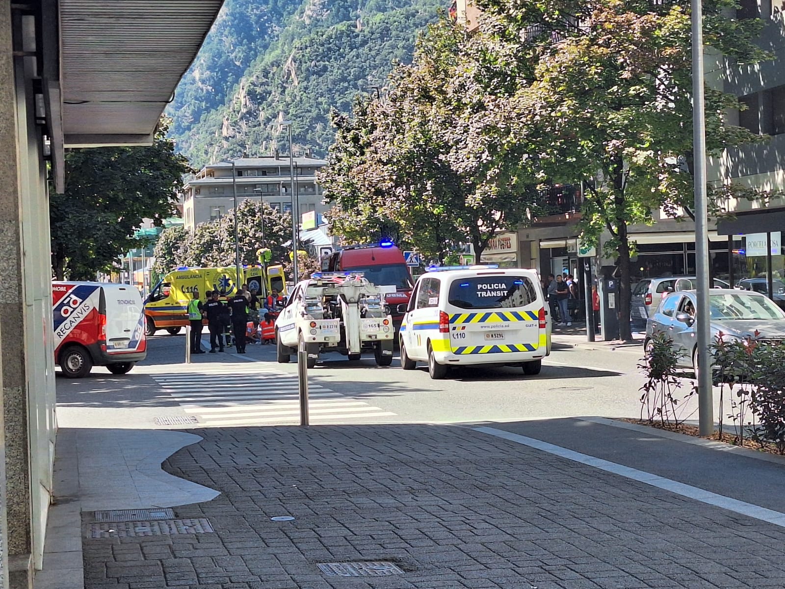 Mobilització d'emergències i policia a l'avinguda Santa Coloma per l'atropellament.