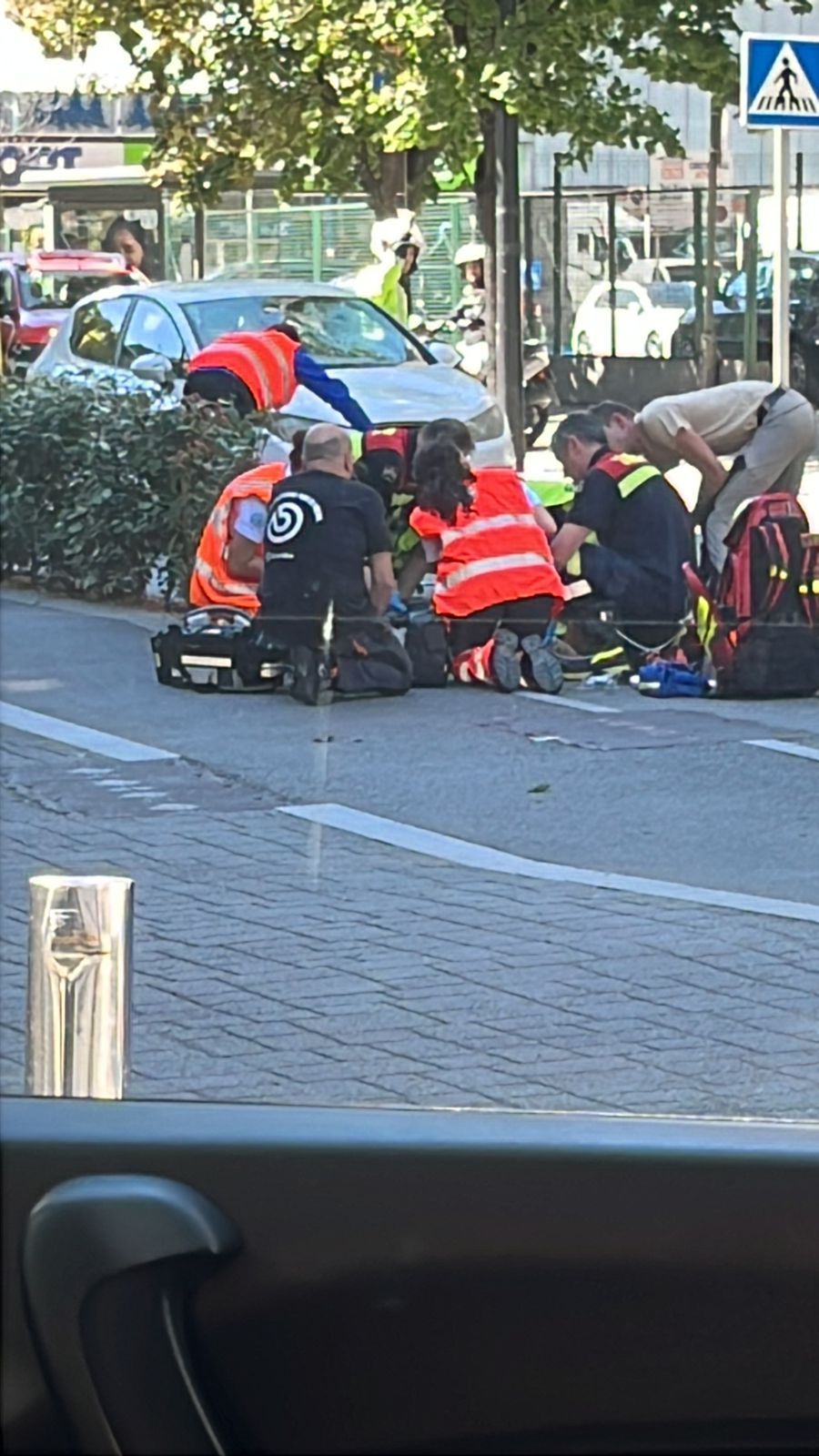 Els professionals sanitaris, atenent a la víctima. Els professionals sanitaris, atenent a la víctima.