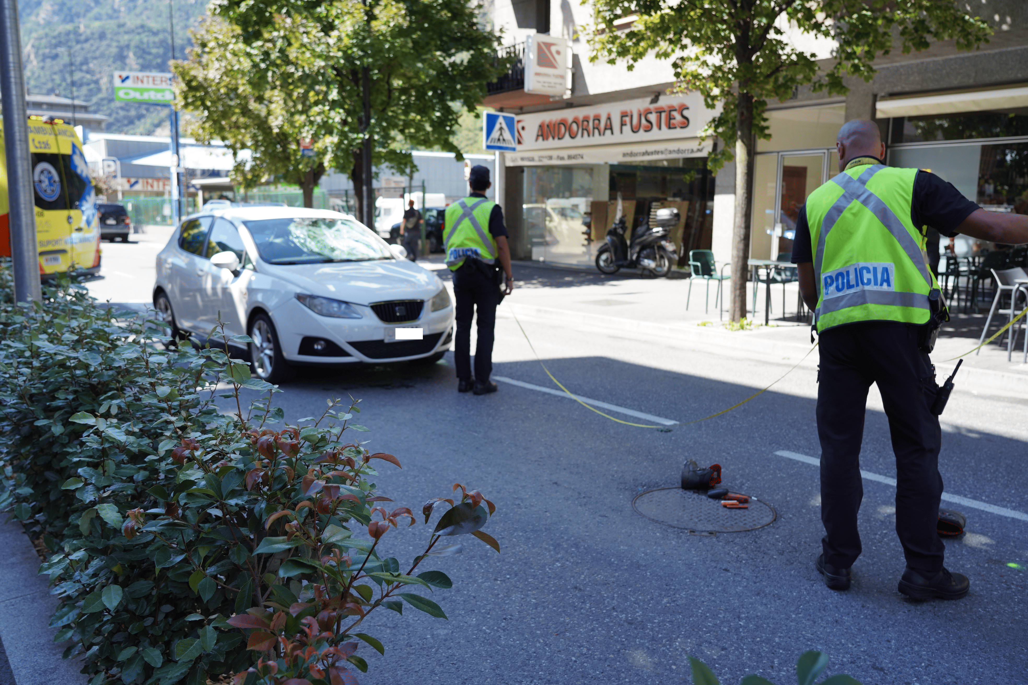 Els agents prenent mesures de les distàncies. Els agents prenent mesures de les distàncies.