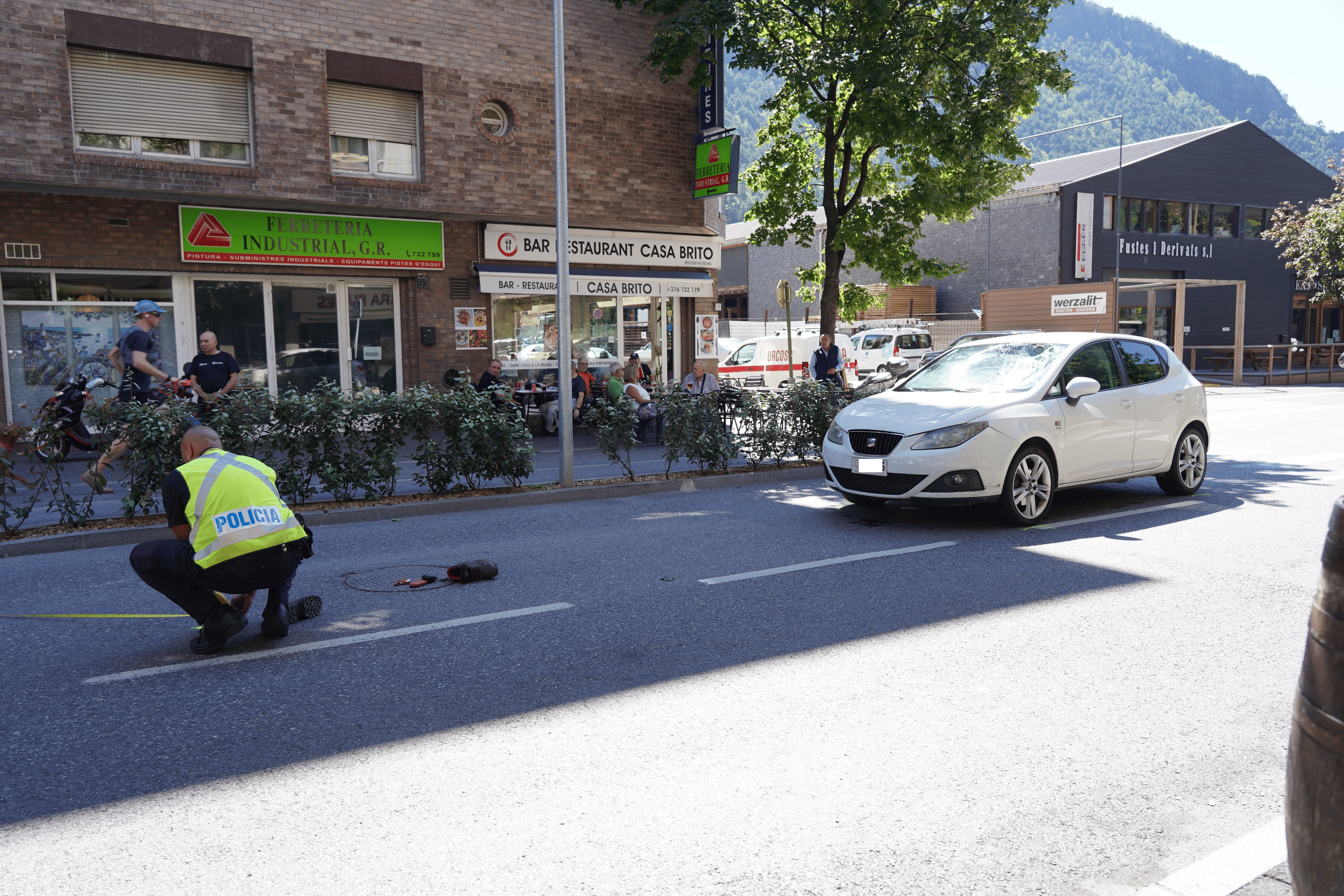 Els agents prenent mesures de les distàncies. Els agents prenent mesures de les distàncies.