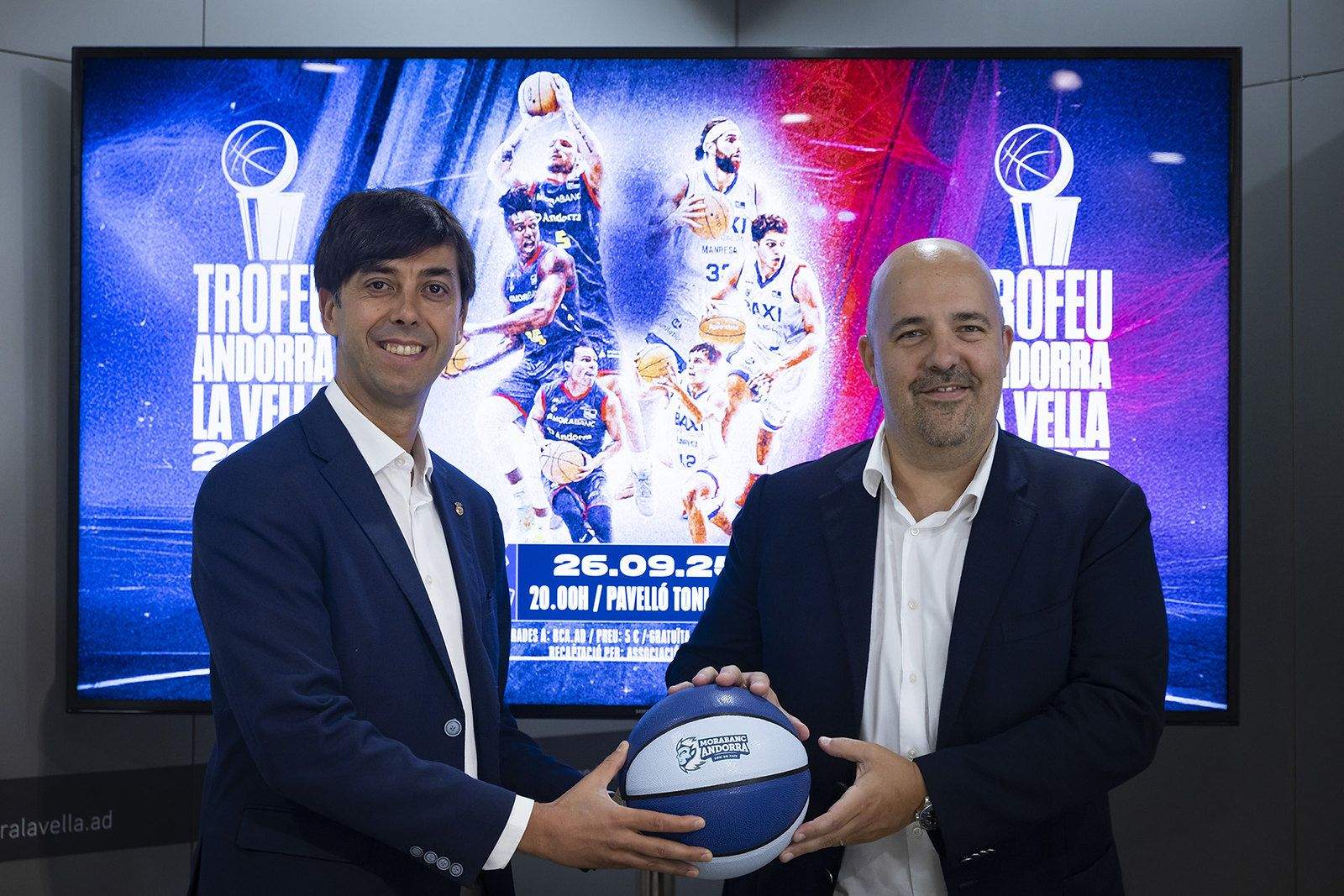 El cònsol major de la capital, Sergi González, amb el president del MoraBanc, Gorka Aixàs, en la presentació oficial. 