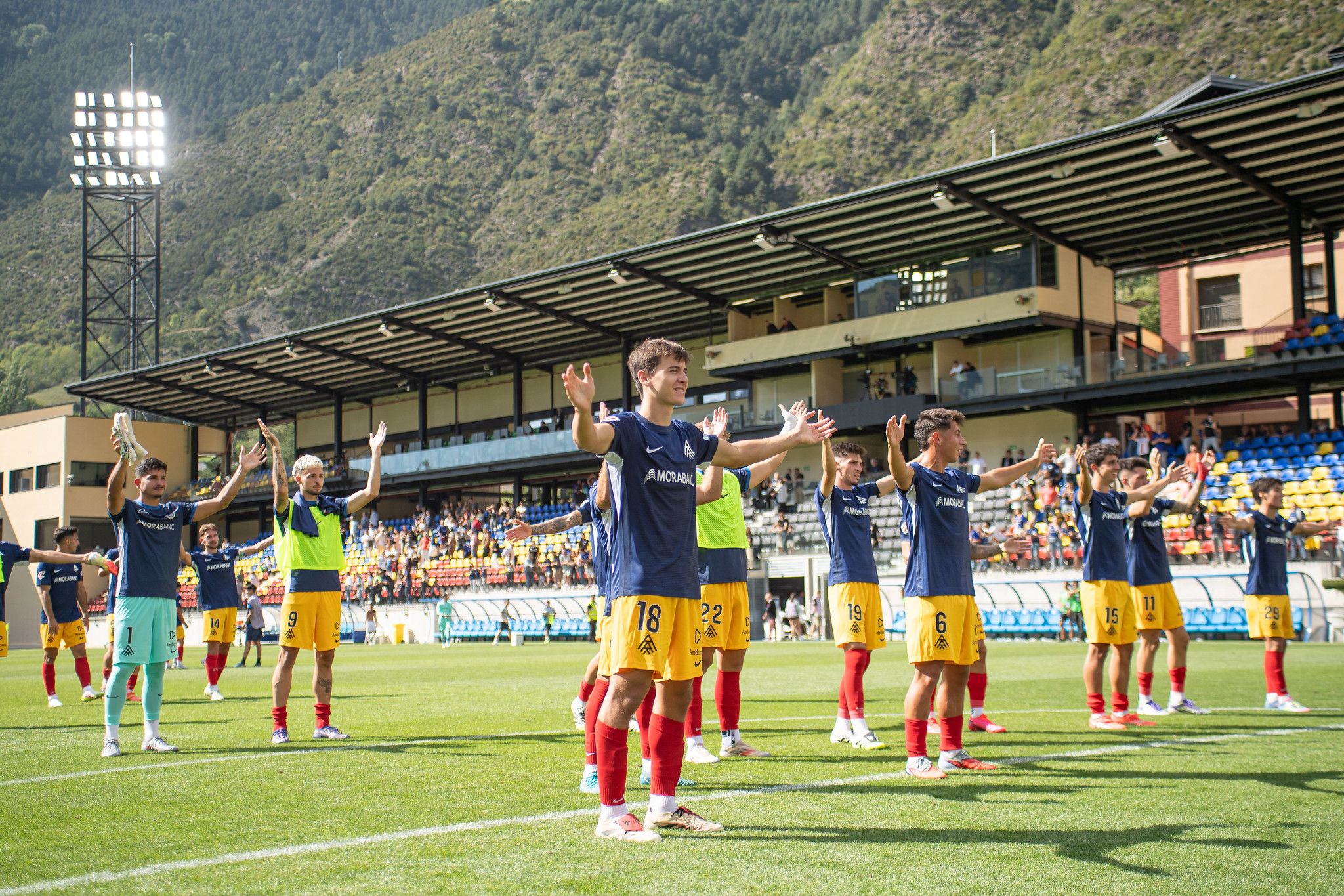 Els jugadors de l'FC Andorra, agraïnt el suport a la grada d'animació de la Squadra Carlemany.