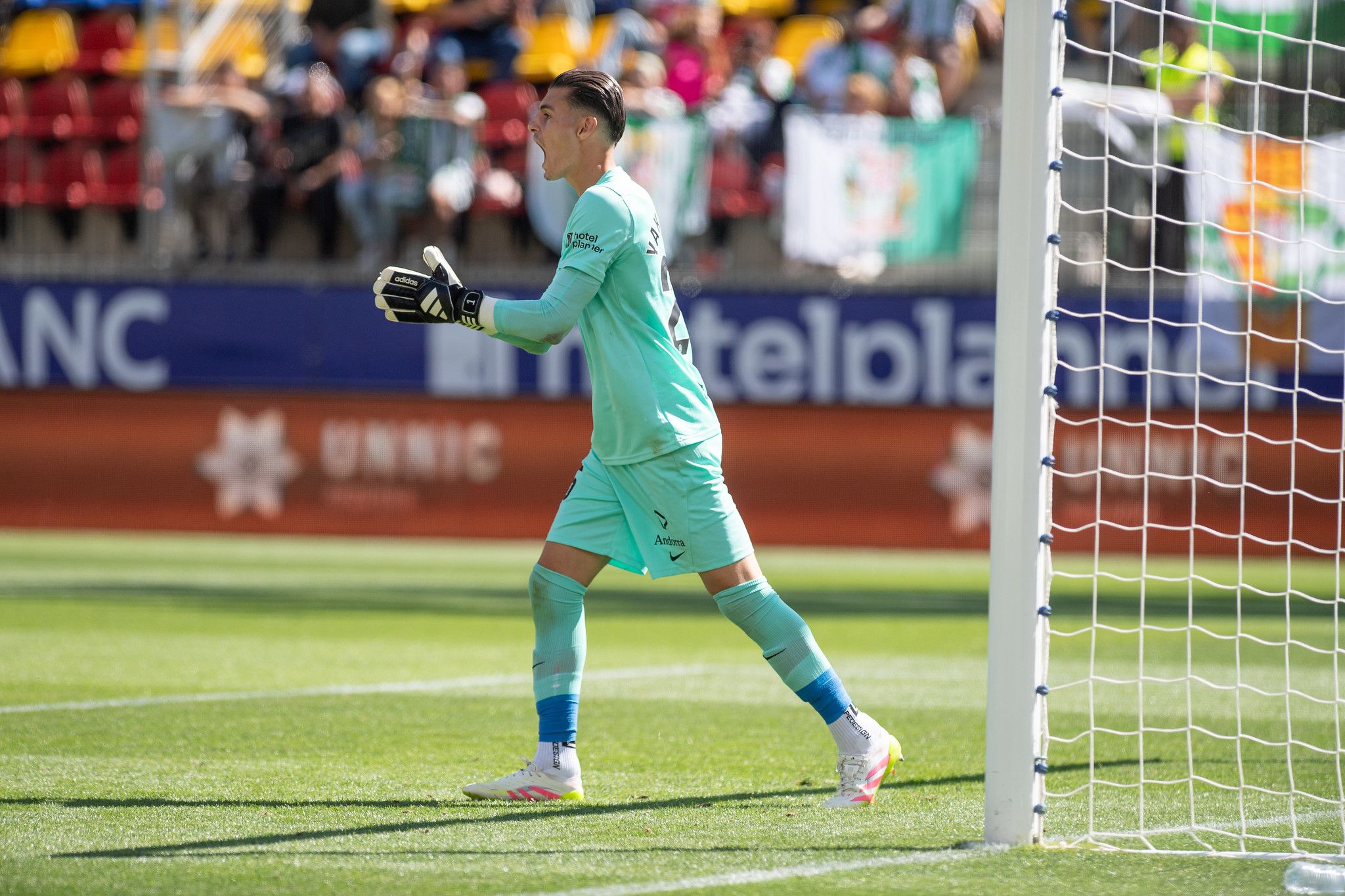 El porter cedit pel Barça Atlètic, Aron Yaakobishvili, està complint amb grans actuacions a la porteria de l'FC Andorra. El porter cedit pel Barça Atlètic, Aron Yaakobishvili, està complint amb grans actuacions a la porteria de l'FC Andorra.