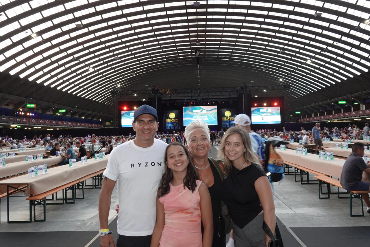 La família d'Òdena, al banquet de campions previ a l'Ironman.