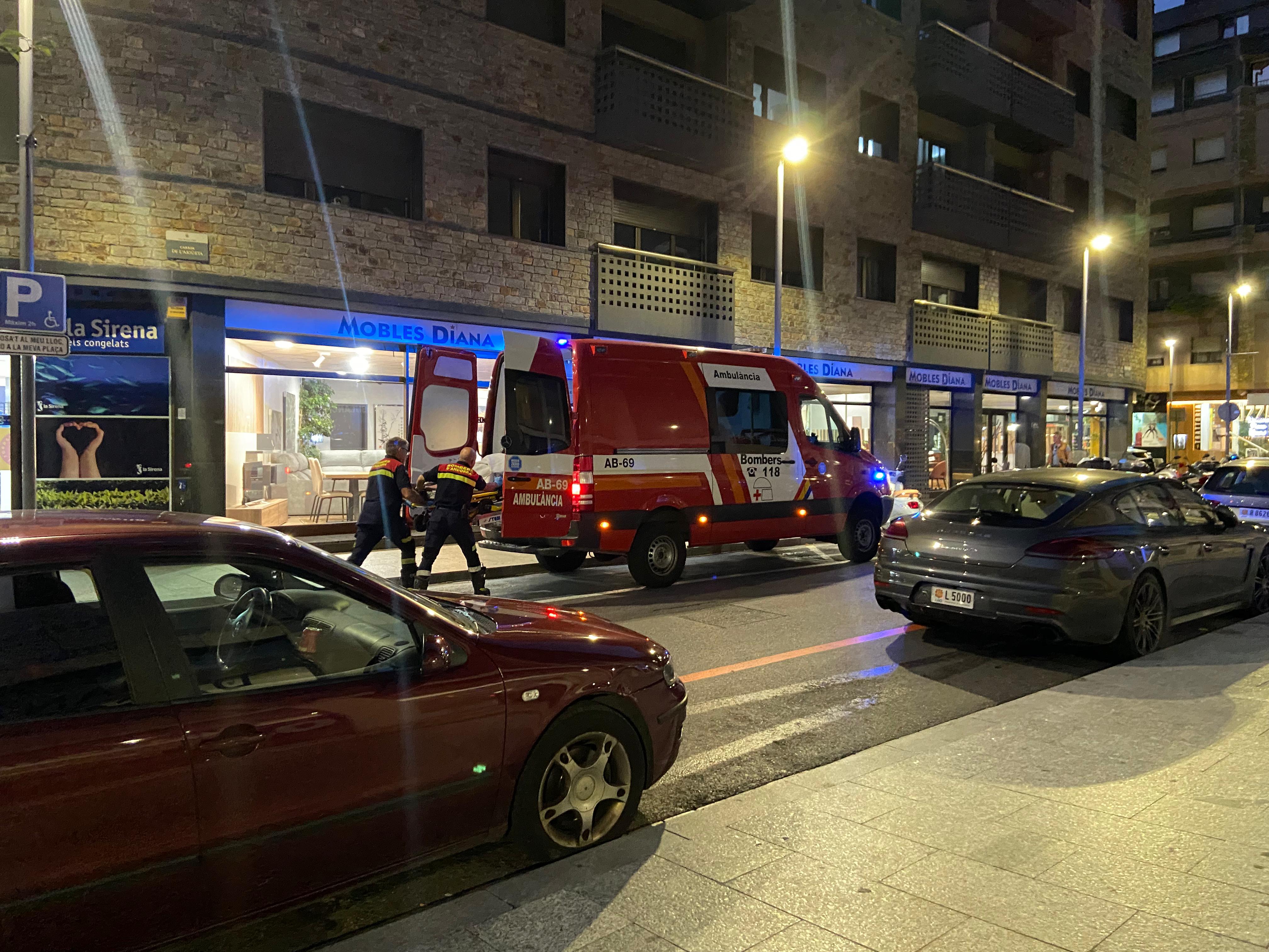 Els bombers carreguen la dona caiguda a l'interior de l'ambulància per traslladar-la cap a l'hospital.