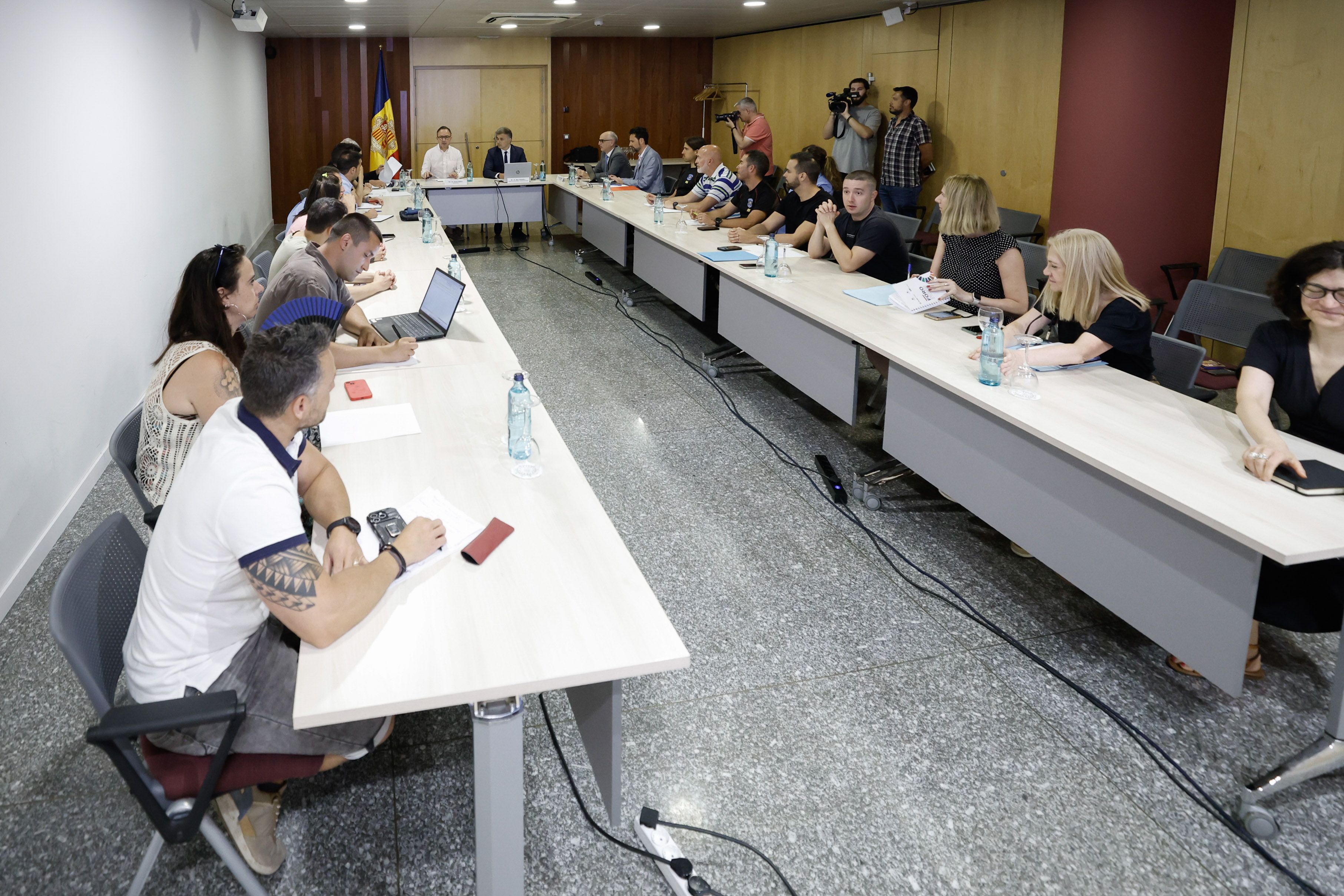 Una de les reunions entre representants de Govern i responsables sindicals.