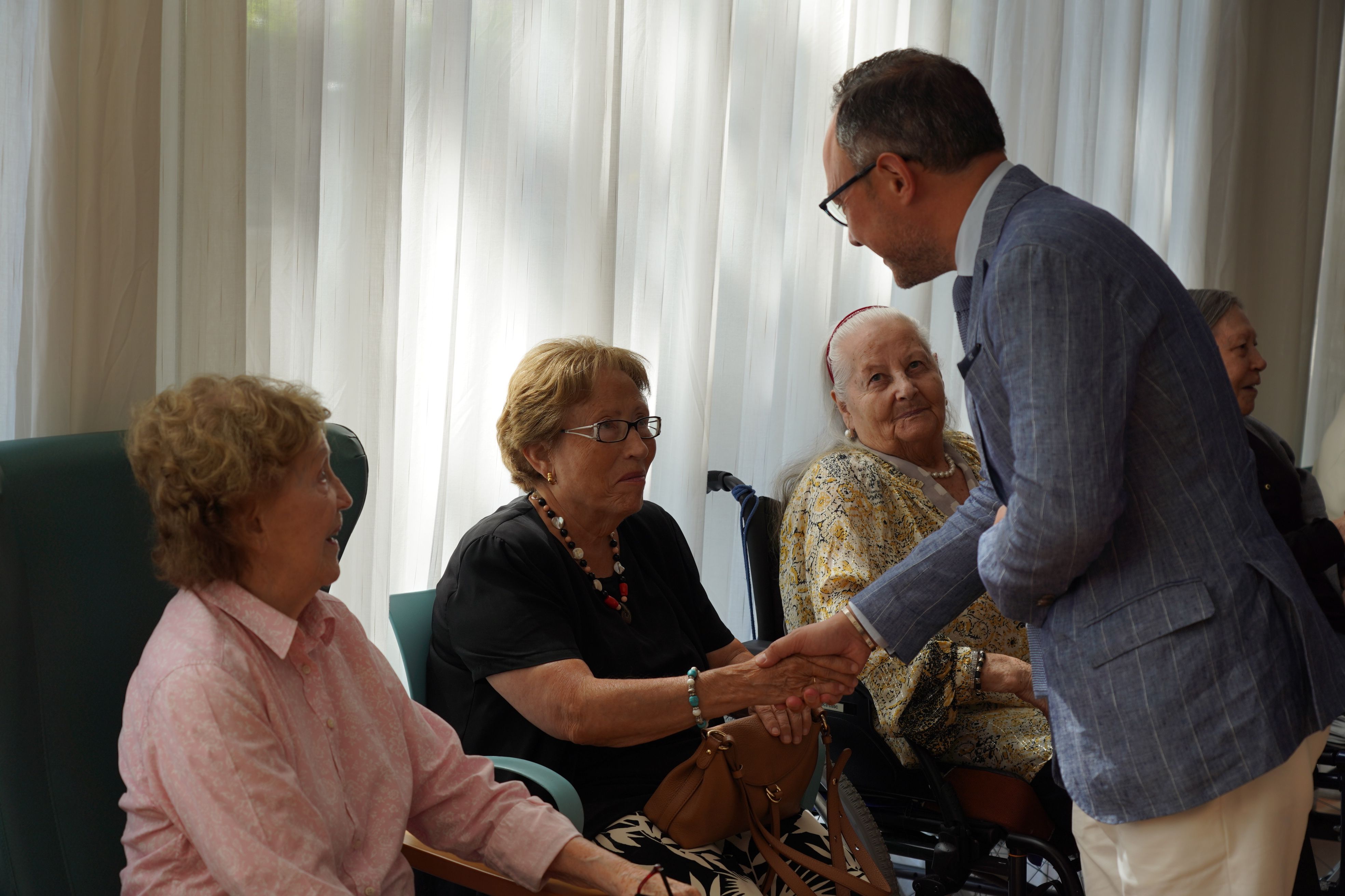 Xavier Espot saludant els usuaris del Cedre.