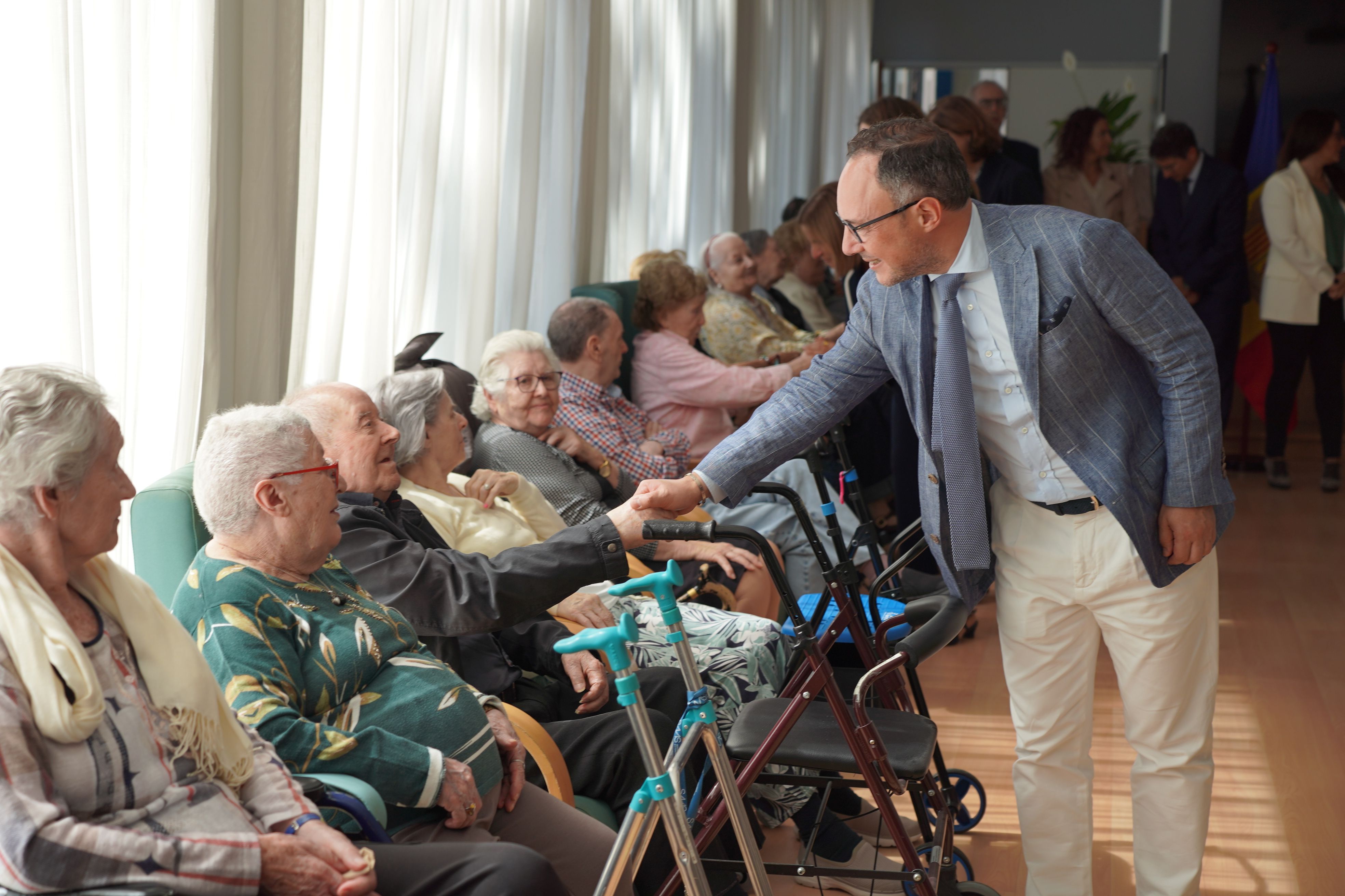 Xavier Espot saludant els usuaris del Cedre.
