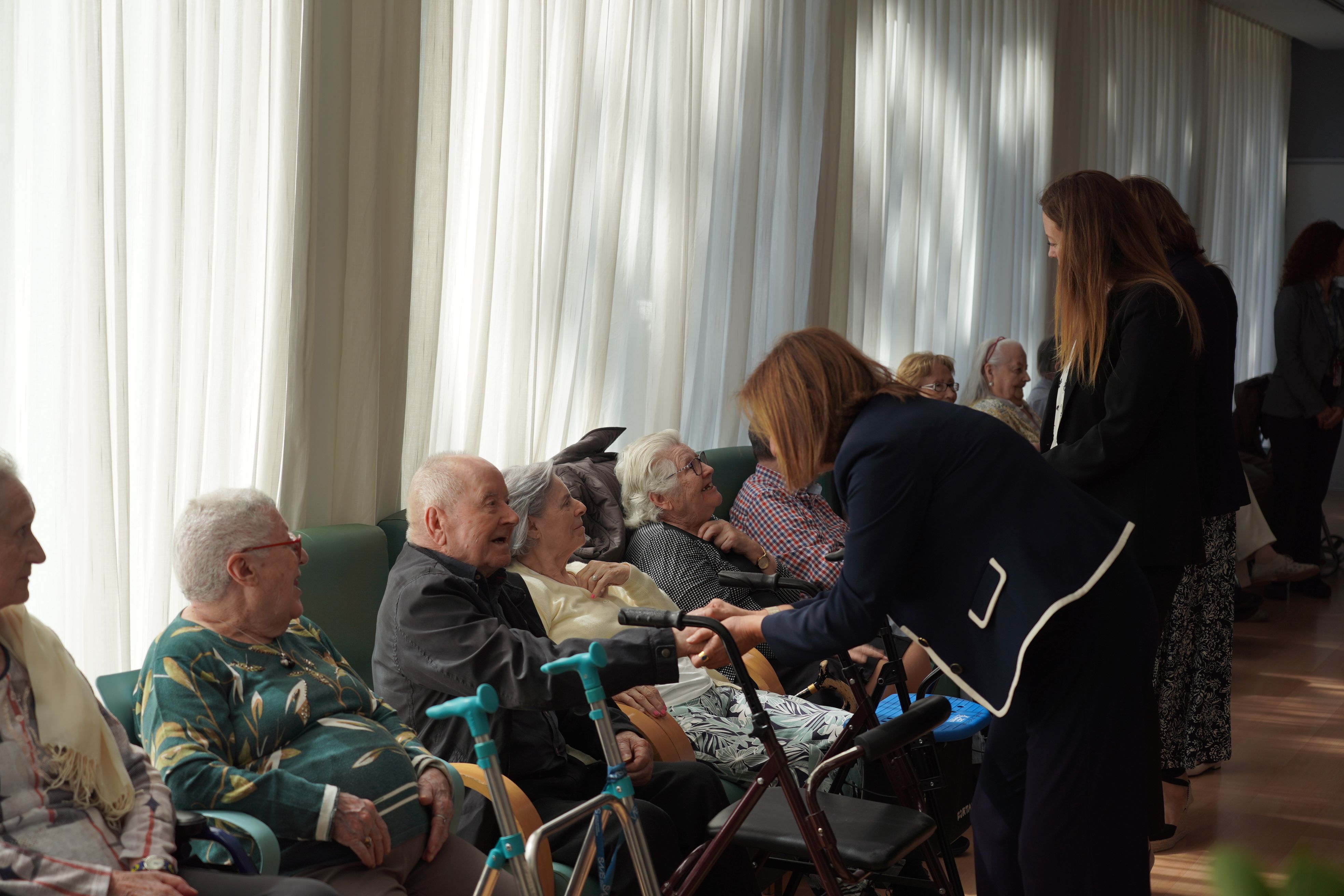 Trini Marín i Helena Mas saludant els usuaris del Cedre.