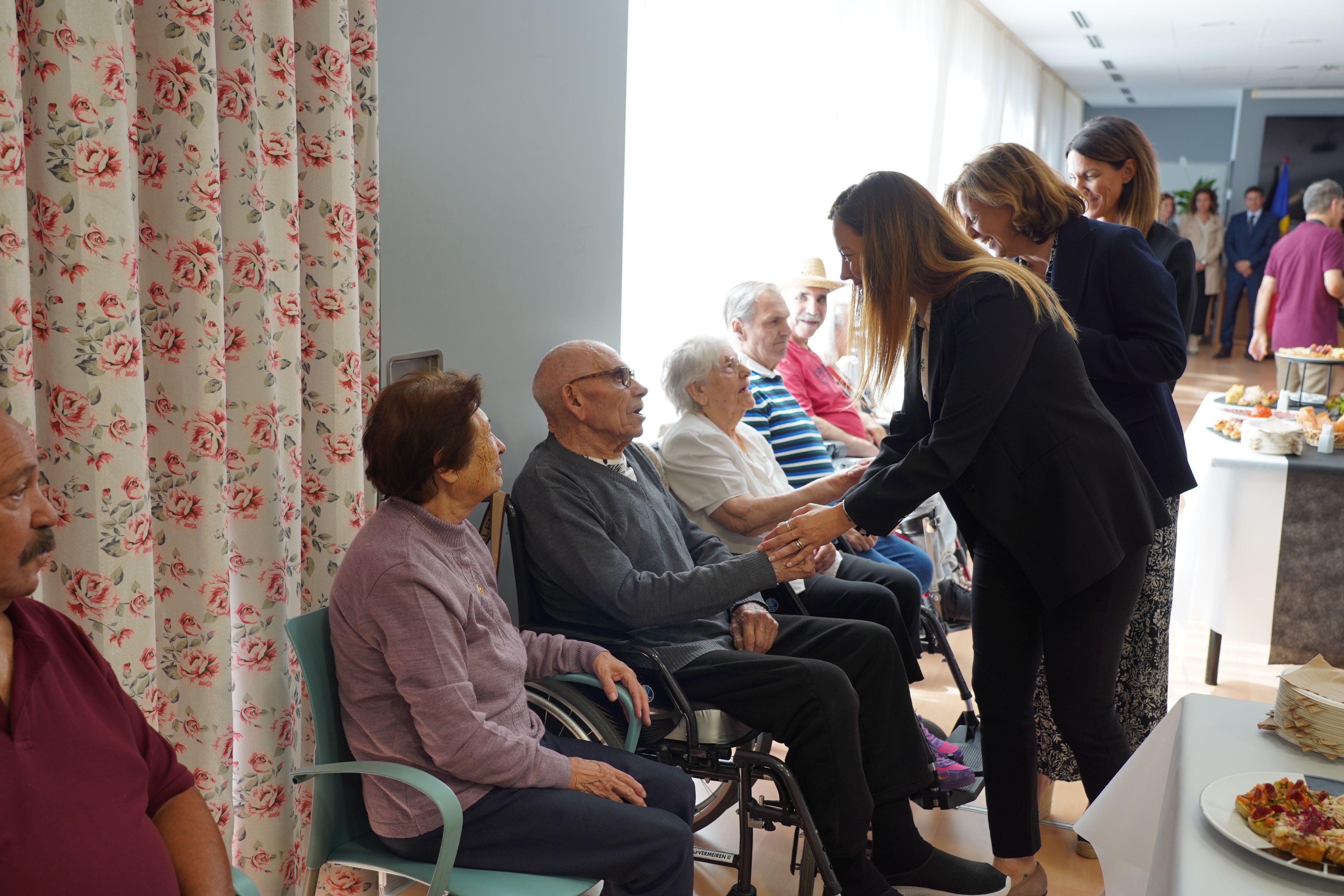 Helna Mas saluda els usuaris del Cedre.