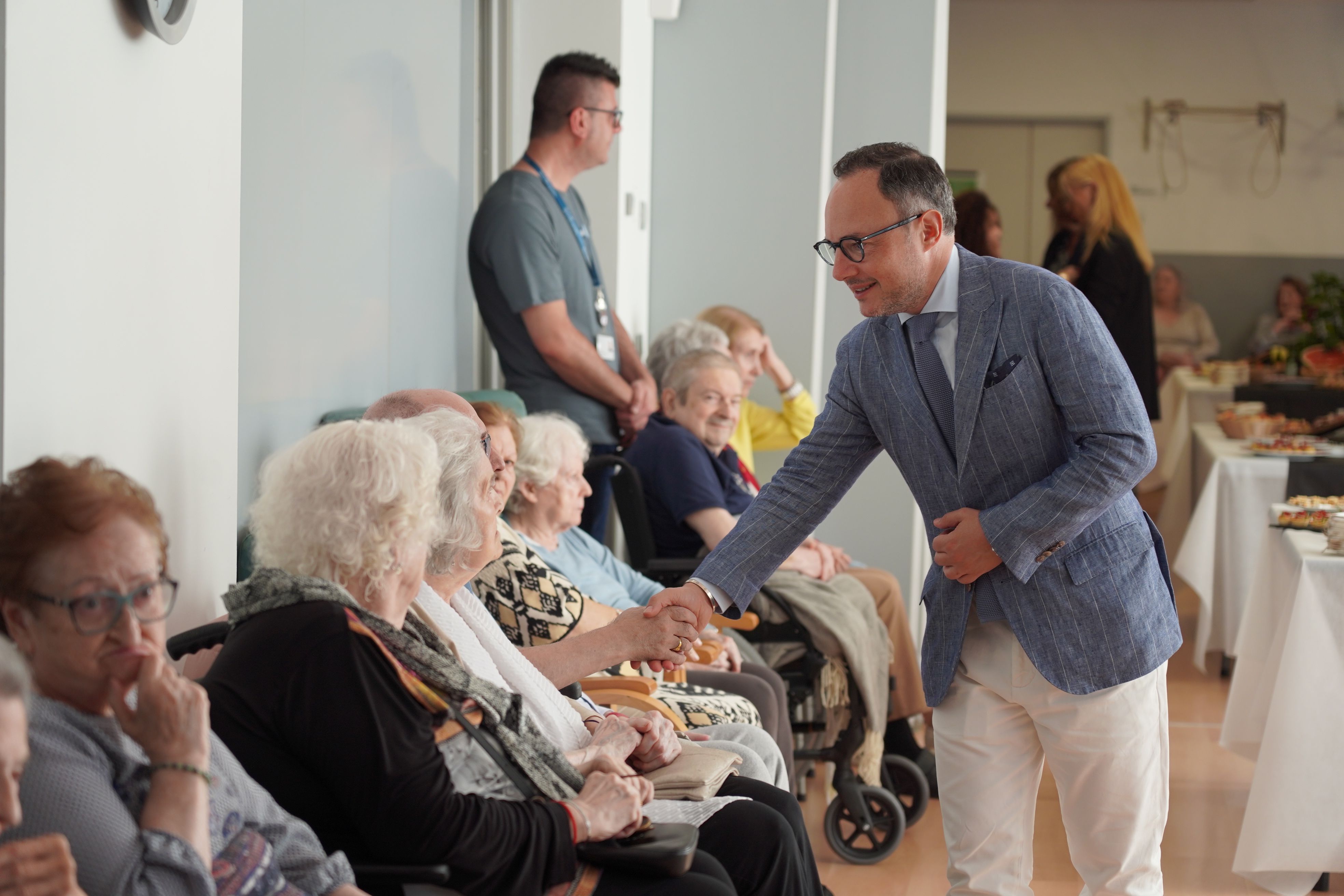 Xavier Espot saludant els usuaris del Cedre.