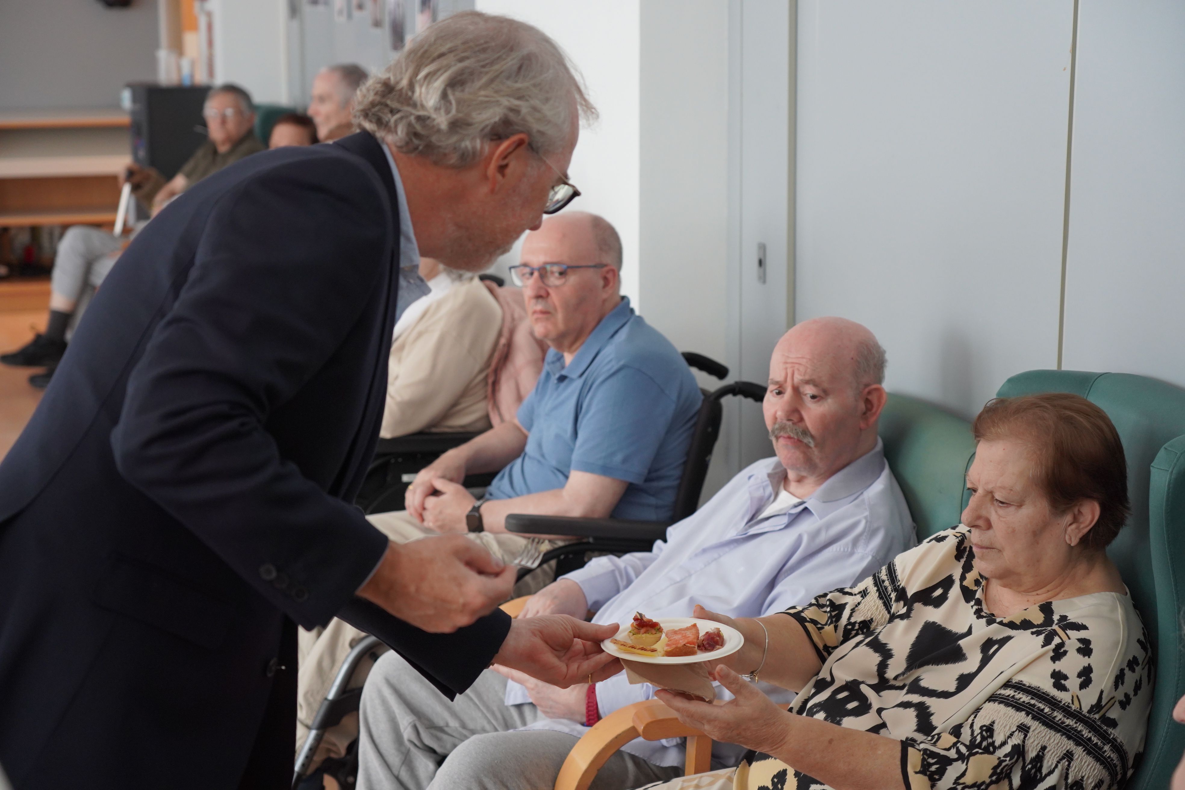 Marcos Gutierrez, director assistencial del SAAS, repartint l'aperitiu.