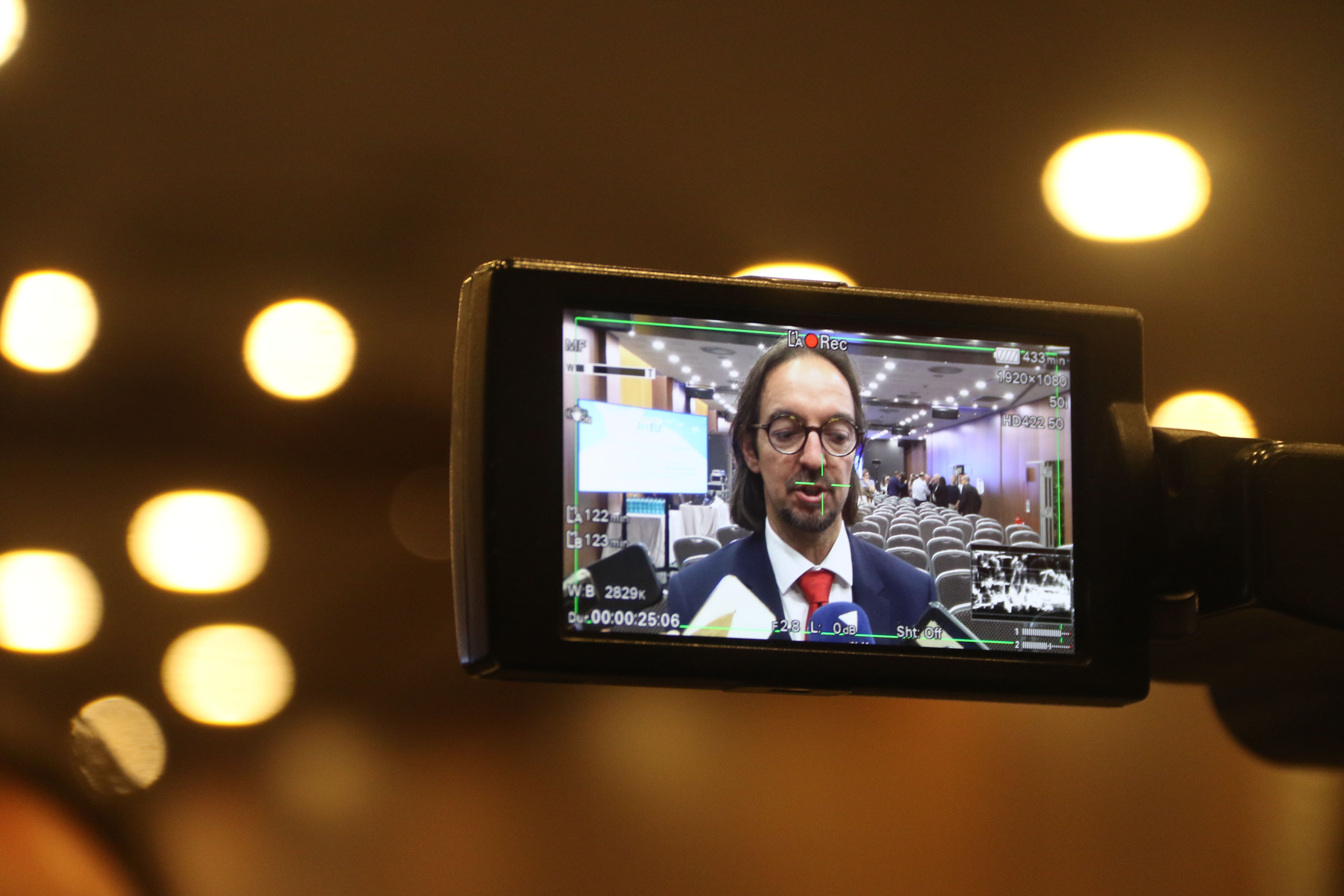 Landry Riba donant detalls sobre la situació de l'acord d'associació.