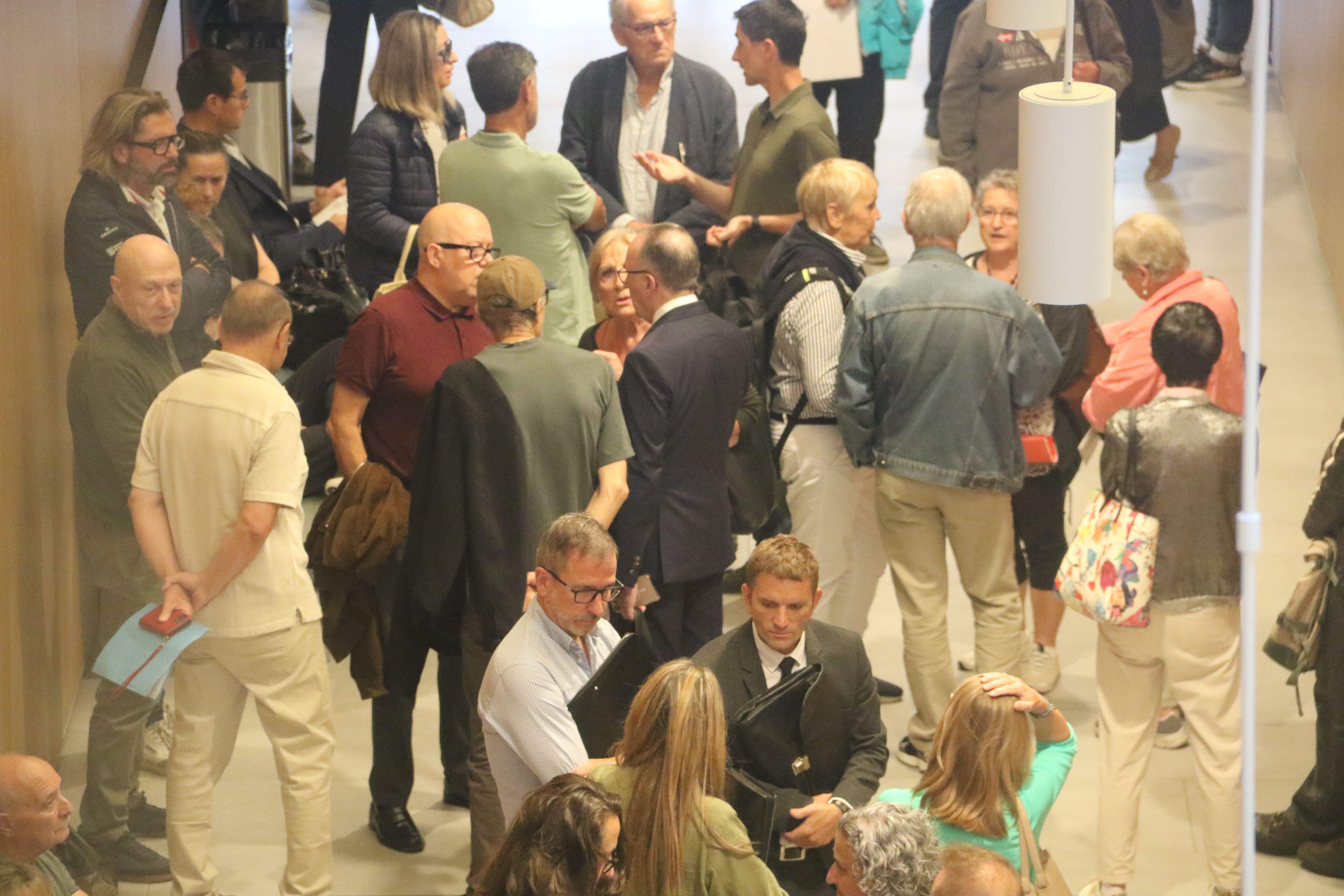 Creditors i advocats a la Seu de la Justícia just abans de l'assemblea del passat setembre.