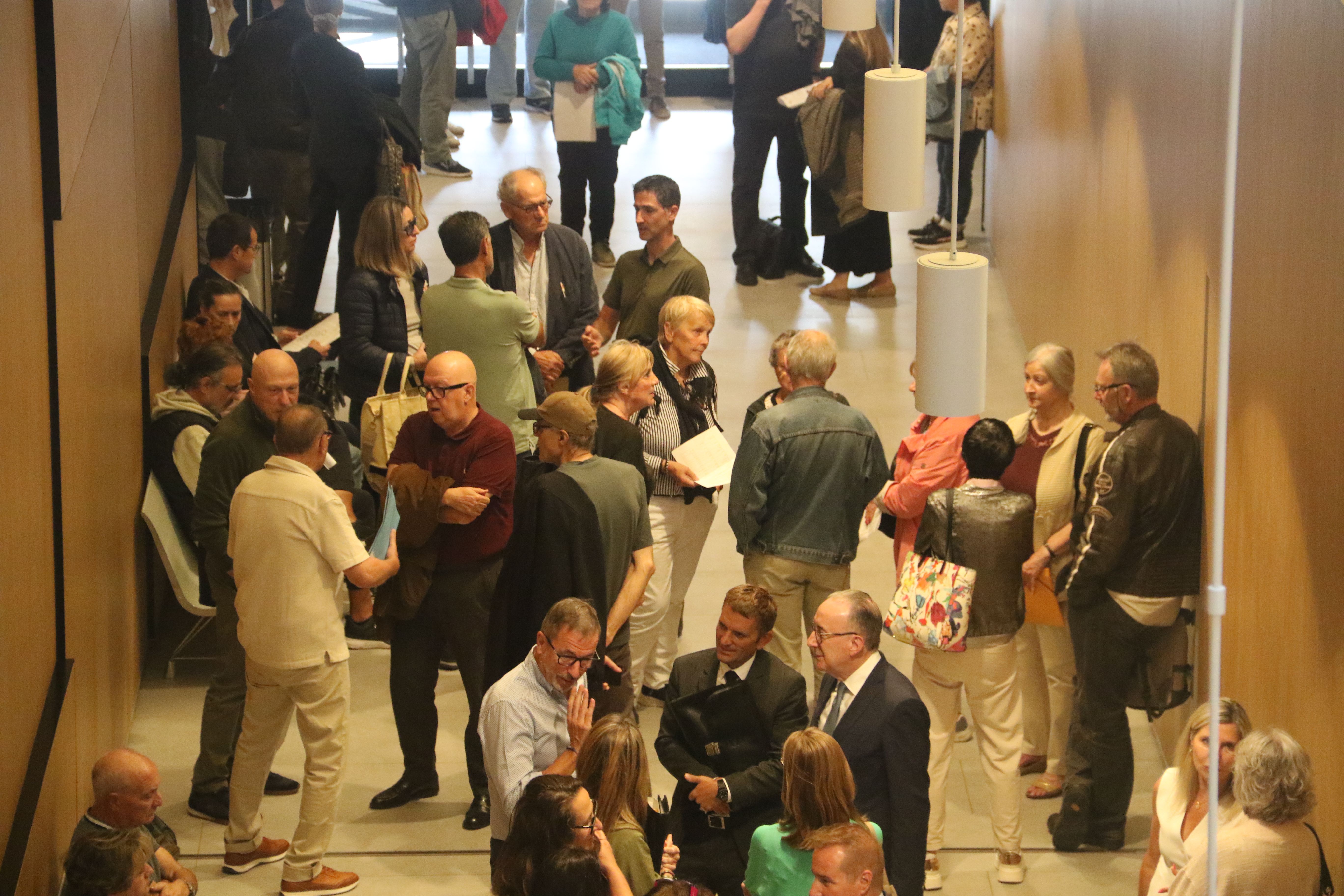 Creditors d'Assegurances Generals i assessors legals esperant per entrar a la darrera assemblea. Creditors d'Assegurances Generals i assessors legals esperant per entrar a la darrera assemblea.