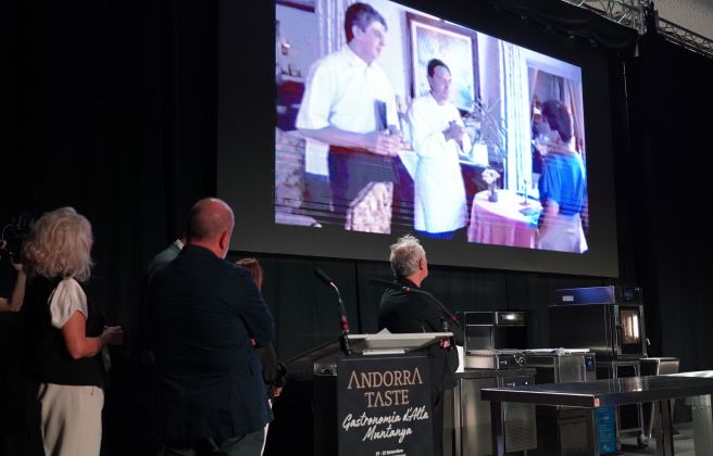 Ferran Adrià mirant el vídeo. Ferran Adrià mirant el vídeo.