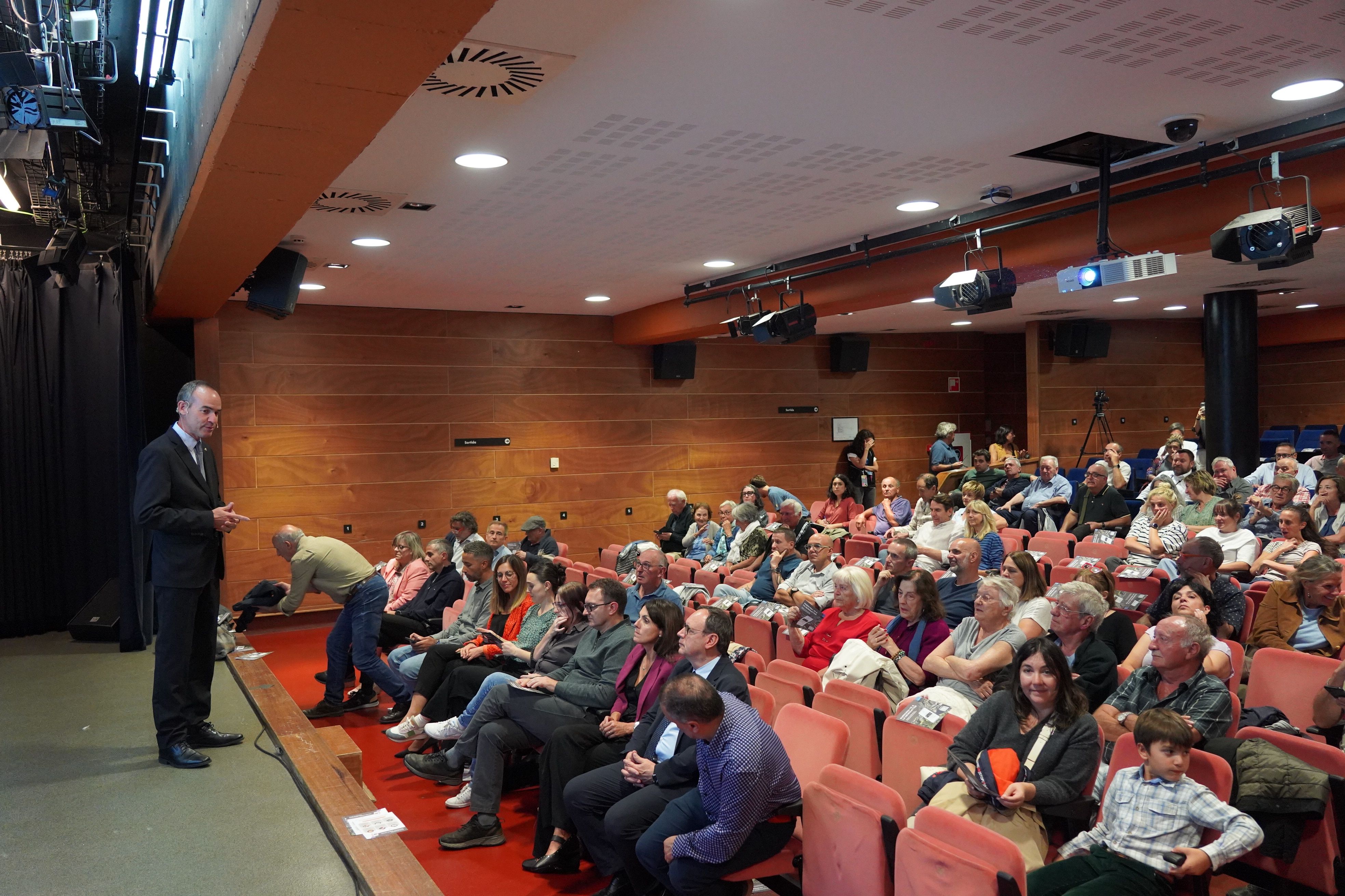 Jordi Alcobé, durant la reunió de poble.