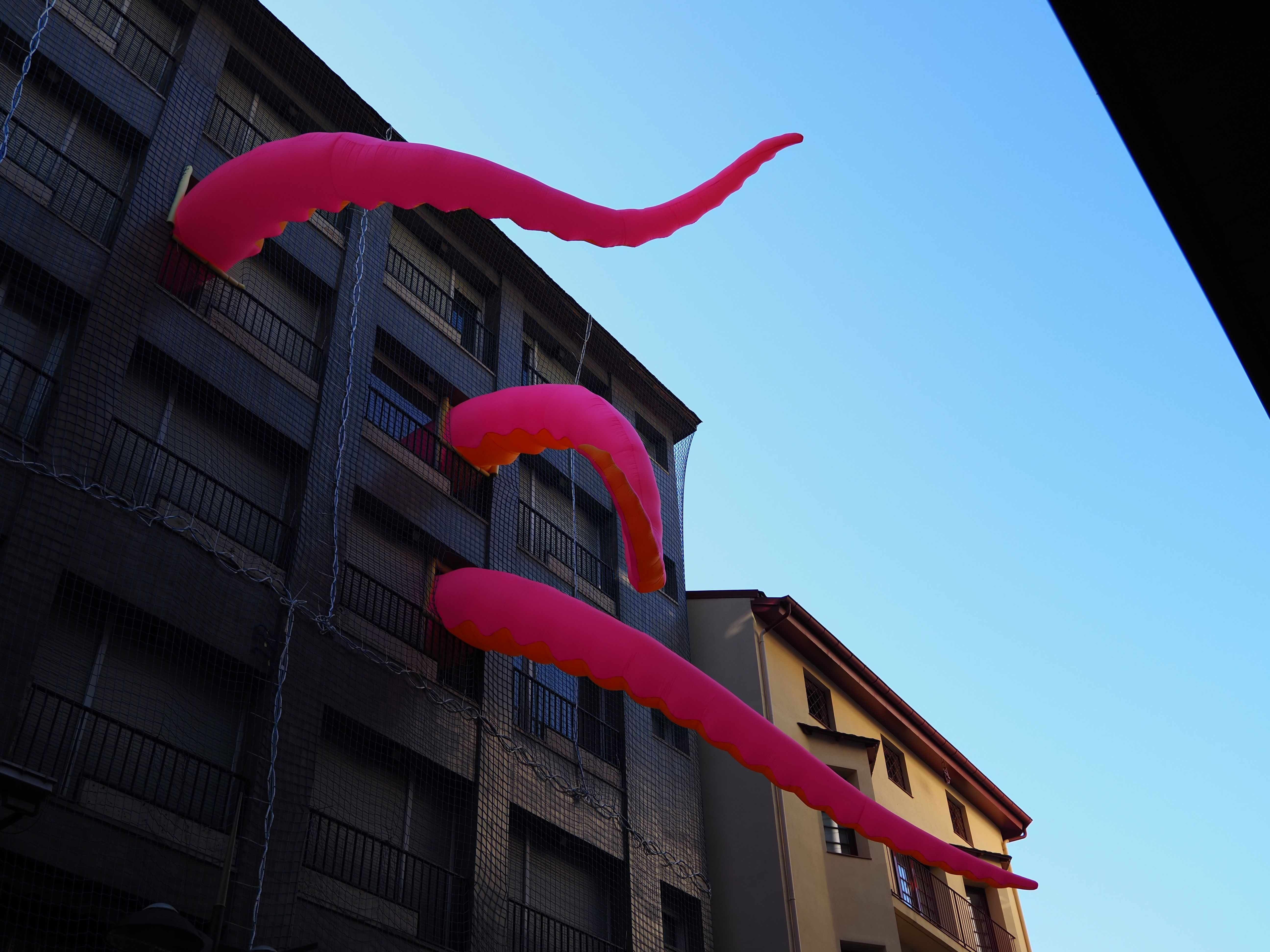 Els tentacles de Filthy Luker a la façana de l'antic hotel Pol. Els tentacles de Filthy Luker a la façana de l'antic hotel Pol.