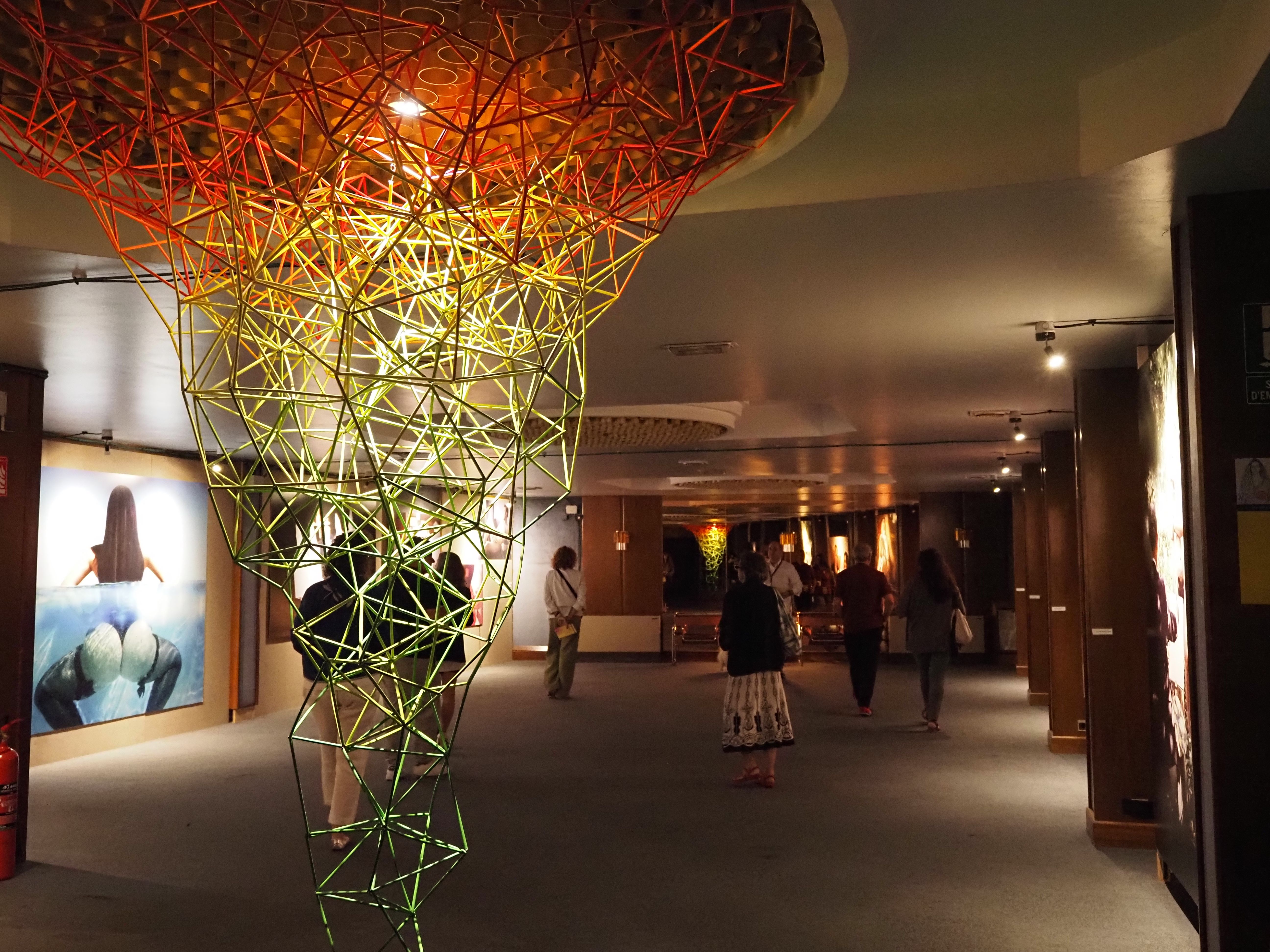 Les obres que ocupen l'antic menjador de l'hotel. Les obres que ocupen l'antic menjador de l'hotel.