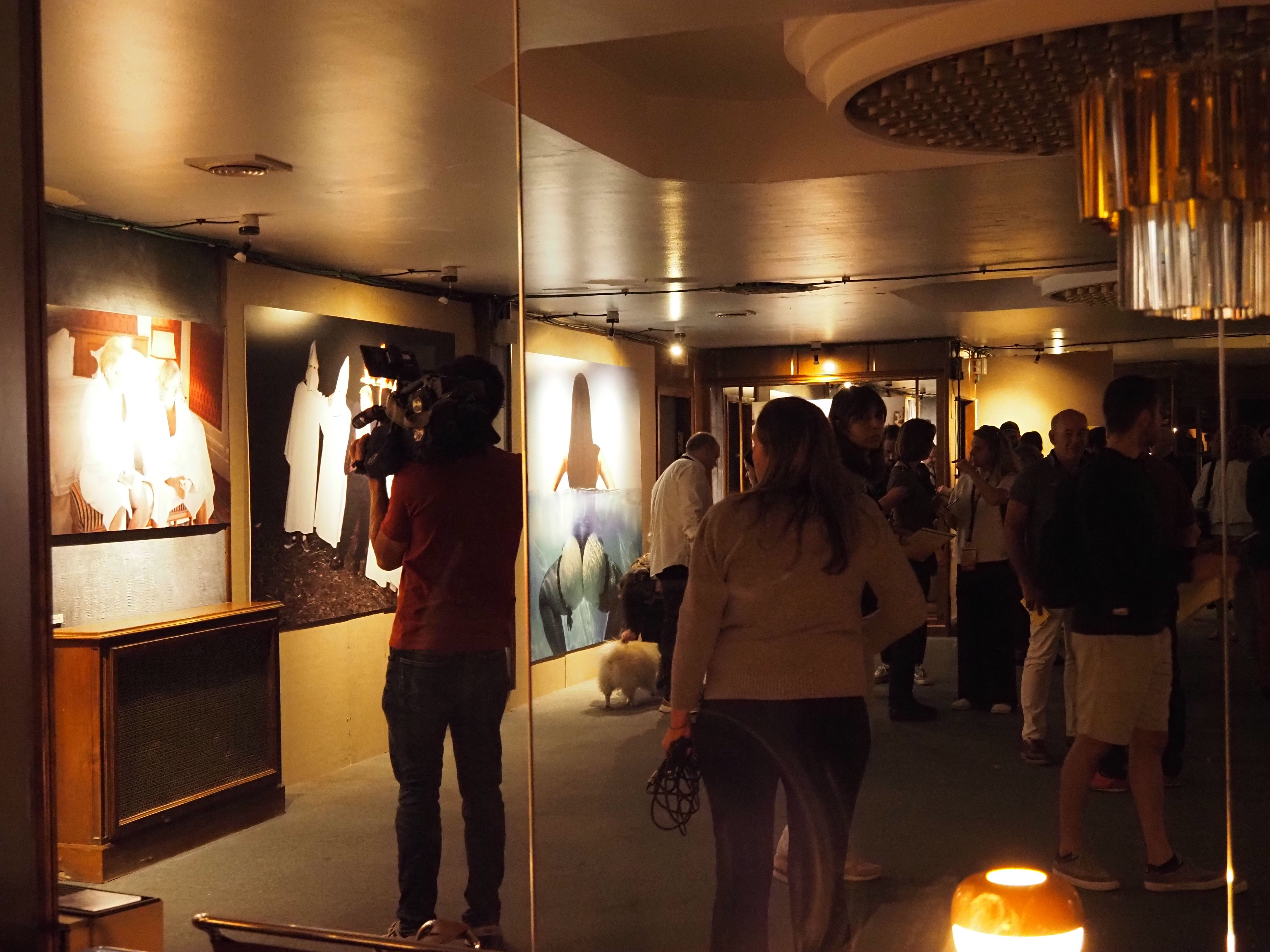 Artistes i periodistes a l'antic menjador de l'hotel. Artistes i periodistes a l'antic menjador de l'hotel.