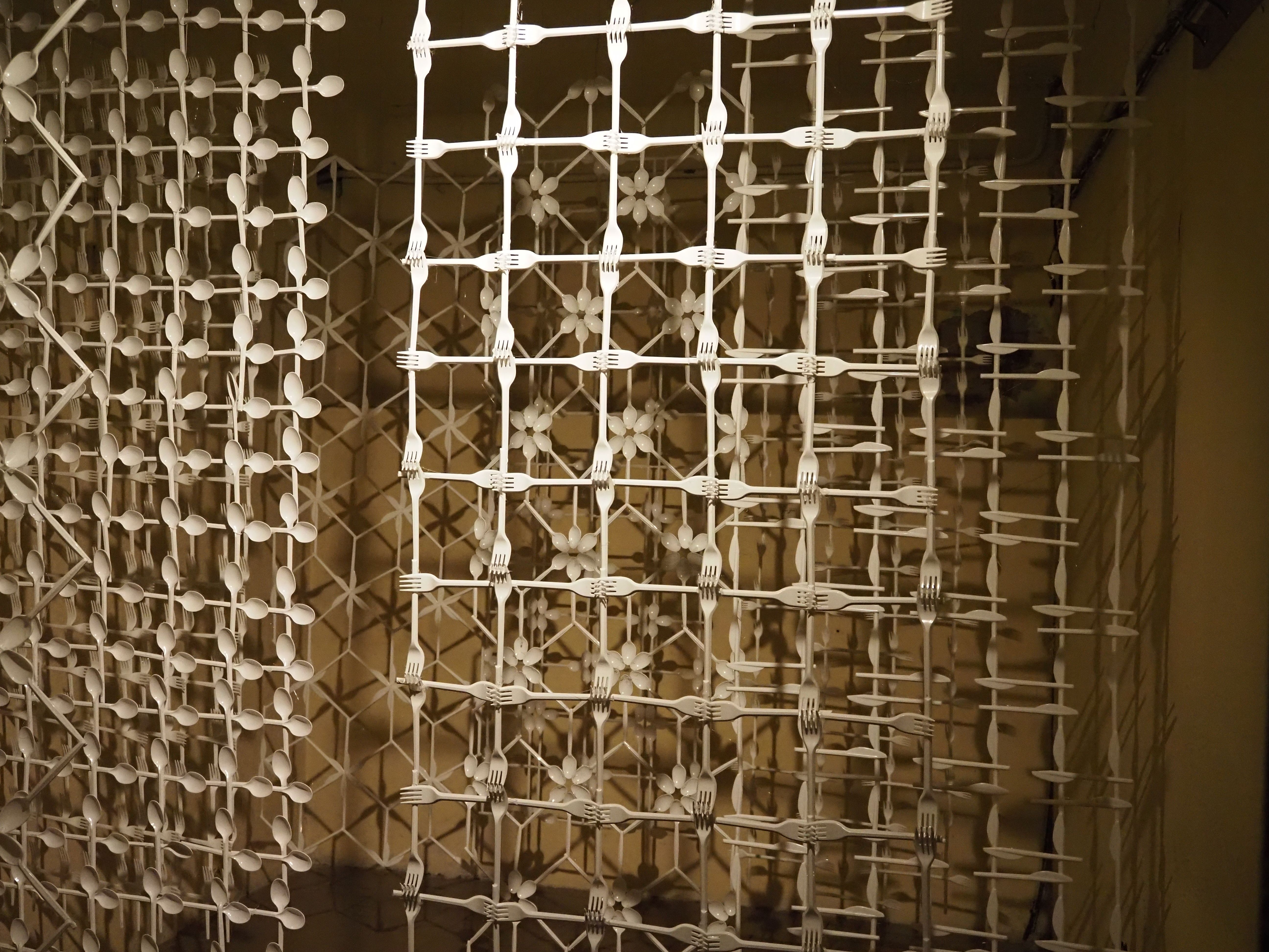 Coberts de plàstic convertits en 'Silverware', de Susanne Rouff. Coberts de plàstic convertits en 'Silverware', de Susanne Rouff.