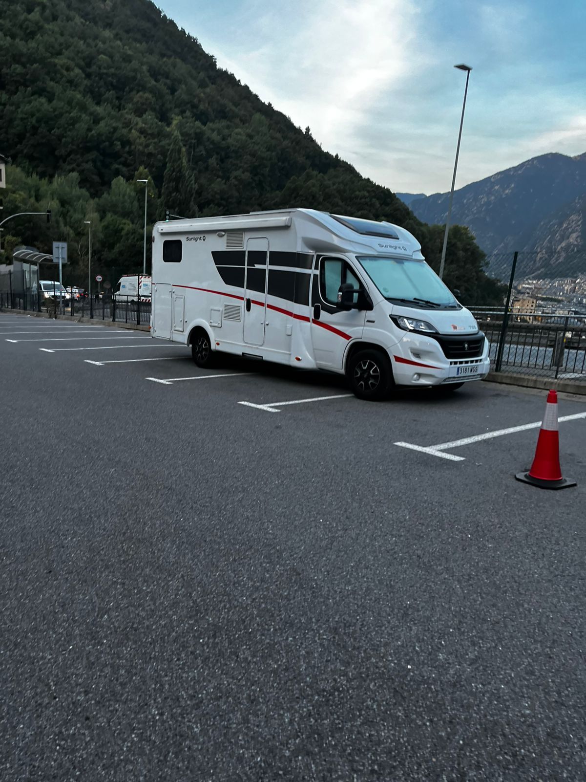 Una vista de l'aparcament amb una autocaravana estacionada.